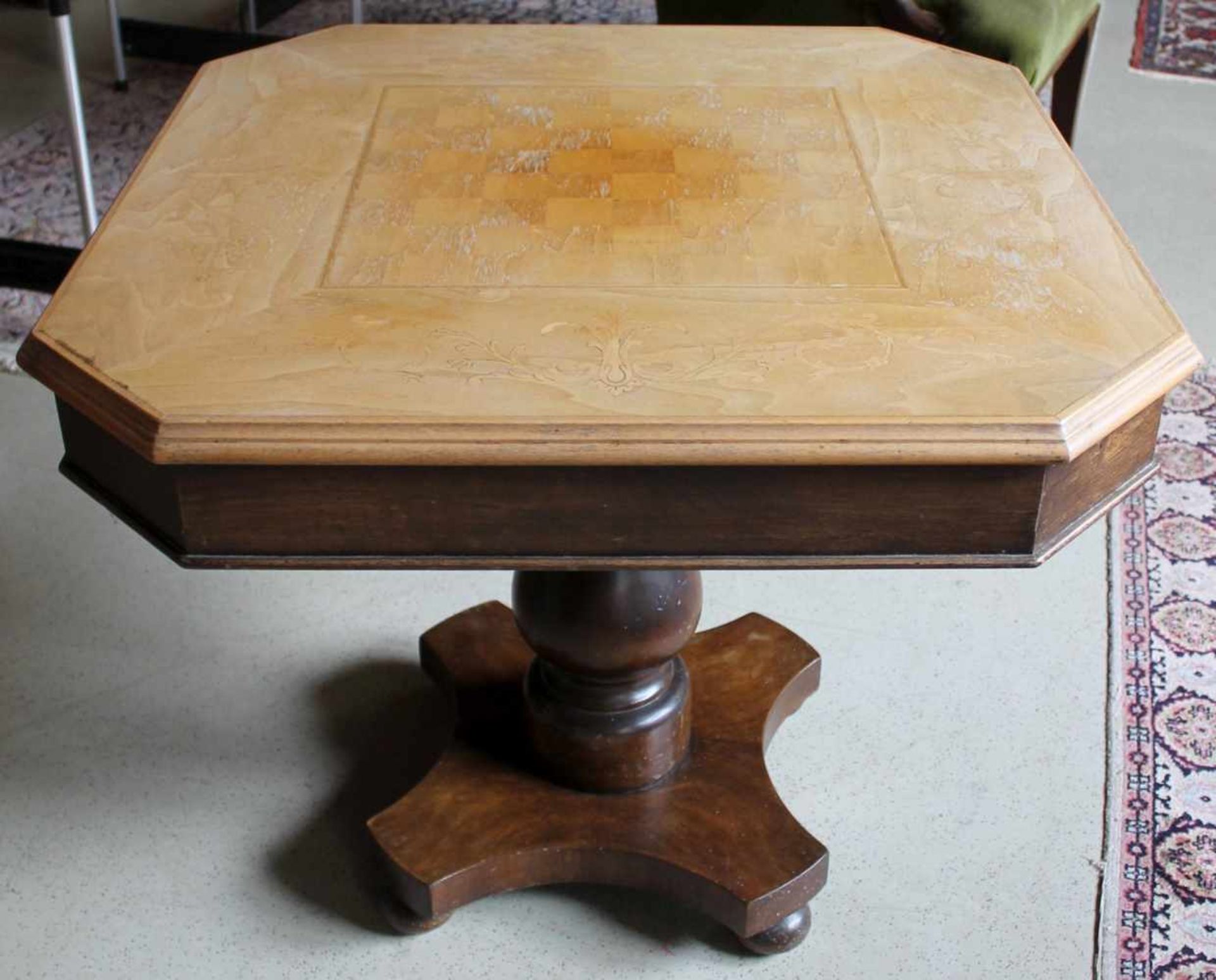 1 kleiner Spieltisch, 8-eckig auf Baluster-Mittelfuß, Platte muss restauriert werden, ca. 63cm x