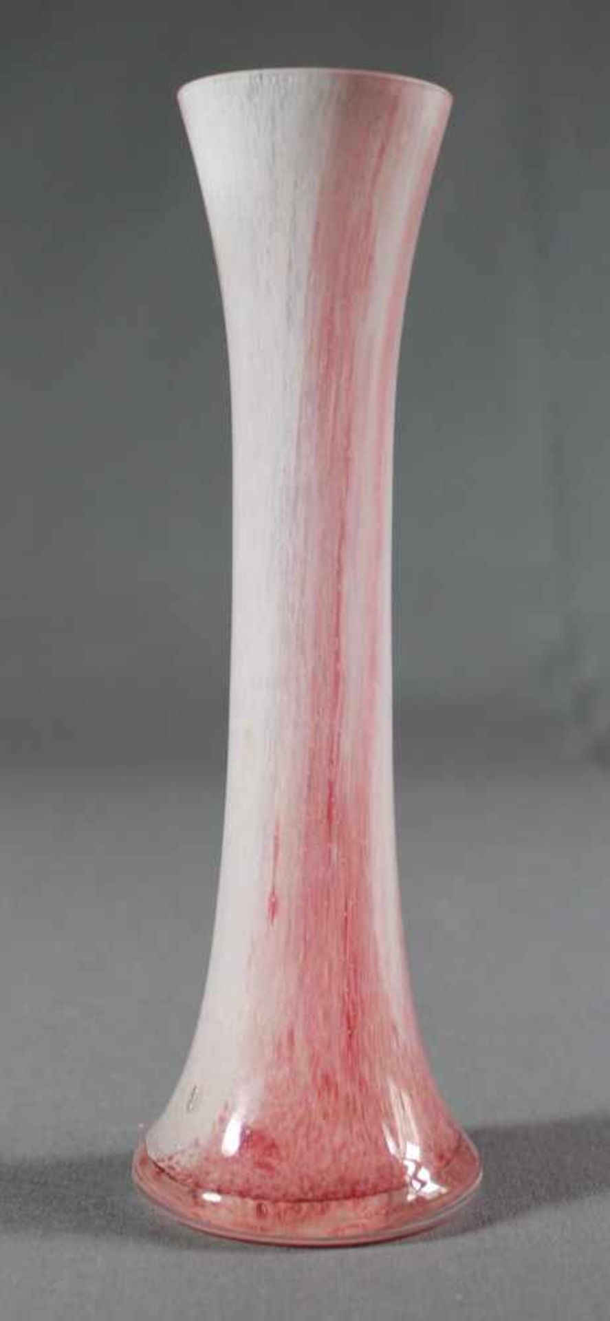 1 kleine Stangenvase Glas, rosa-weiß unterfangen, Klarglasüberzug, H ca. 22,5cm, D ca. 5cm