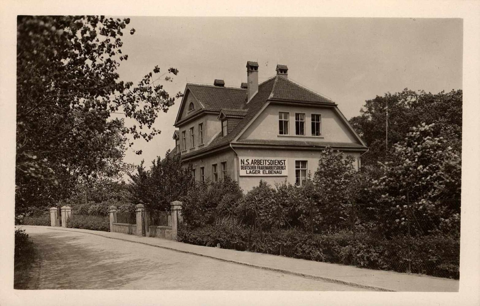 1 Foto-AK, kleines Format, s/w, N.S. Arbeitsdienst Deutscher Frauenarbeitsdienst Lager Elbenau,