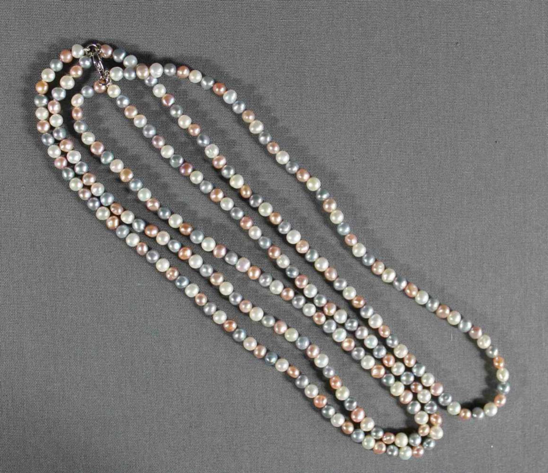 1 Perlencollier aus 3-farbigen kleinen Perlen, 3 Stränge, Karabinerverschluß Silber (925/000), L ca.