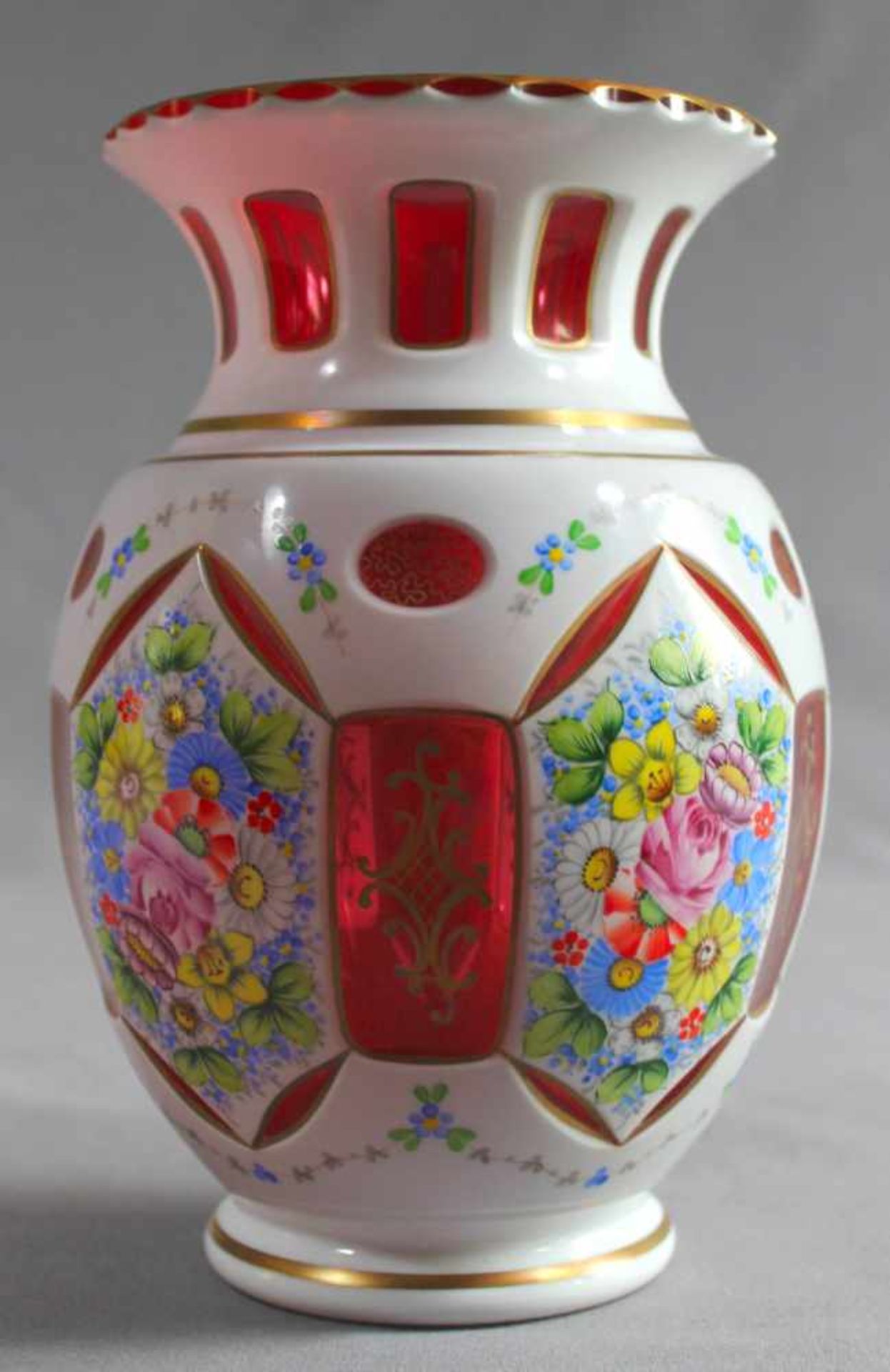 1 Vase Glas, rosa lasiert, mit weißem Email überfangen, partiell geometrisch ausgeschliffen,