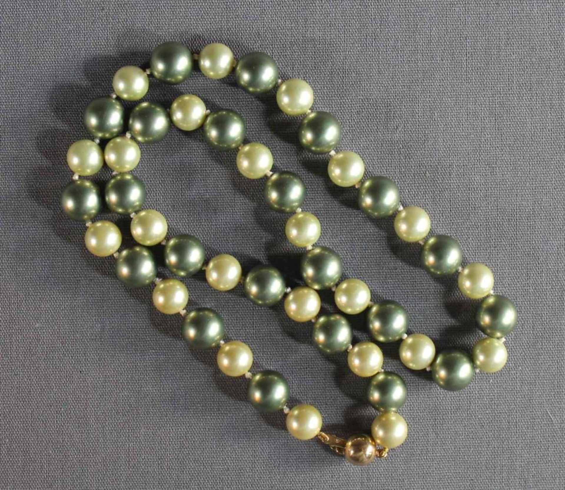 1 kurze Perlenkette, Kugelverschluß Gold (375/000), L ca. 42cm