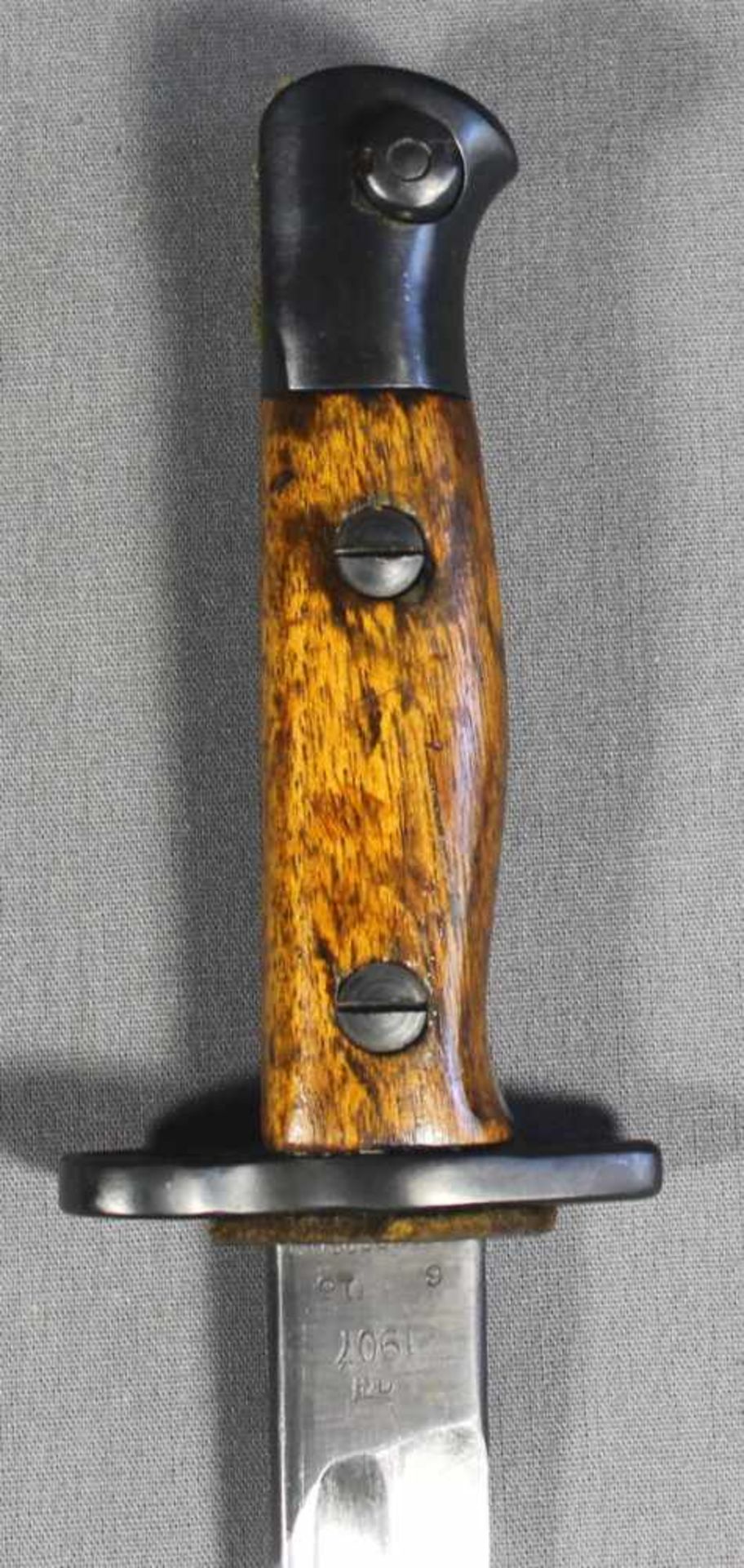 1 Bajonett, schwarze Scheide Leder/Stoff, verschraubte Griffplatte Holz, Vogelknauf, einschneidige - Image 3 of 8