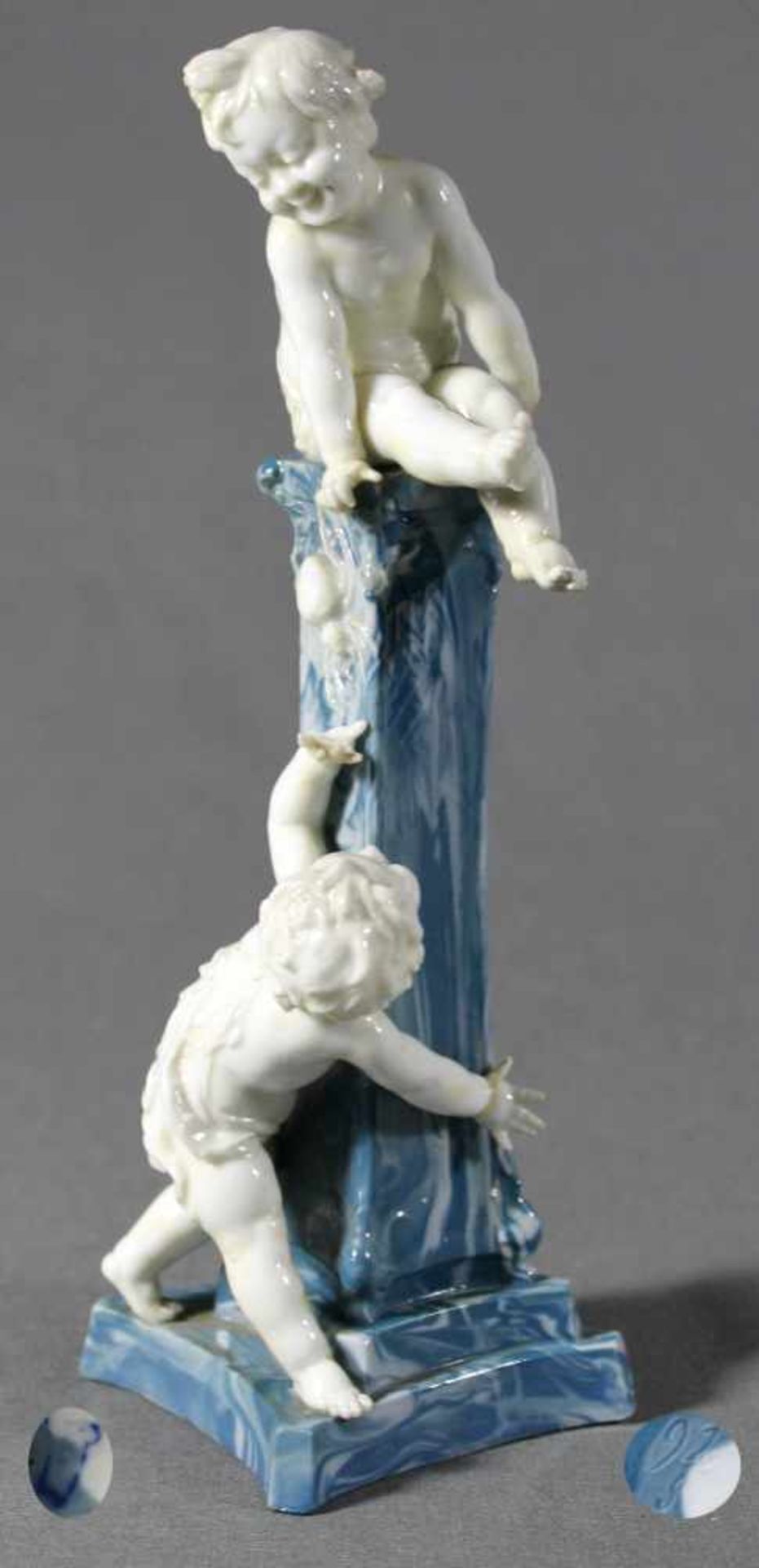 1 Porzellanfigur „Säule mit 2 Putti“, Marke nicht erkennbar, nummeriert 925, H ca. Anfang 20. Jhd.,