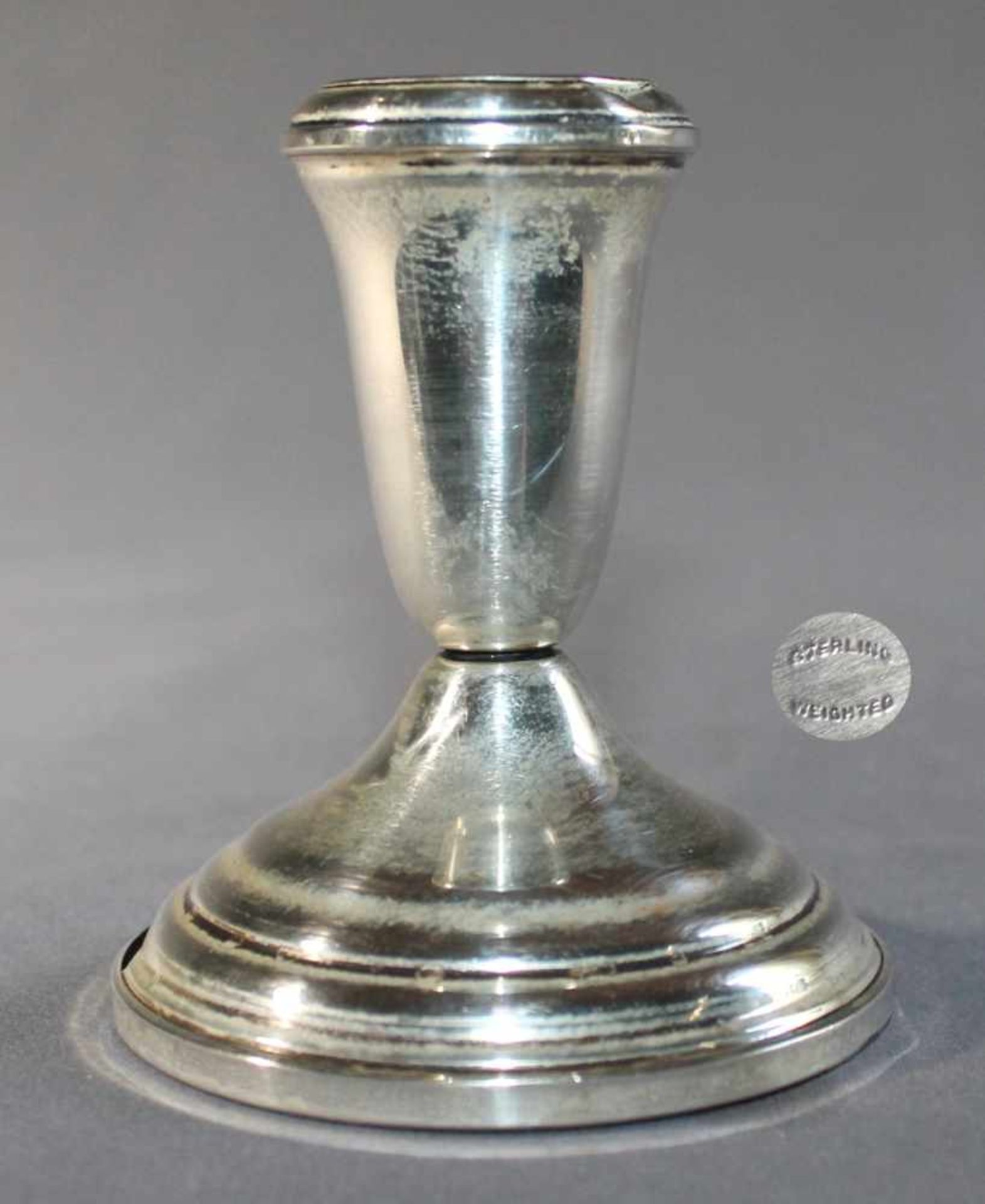 1 kleiner Kerzenständer Sterlingsilber (925/000), Fuß geschwert, H ca. 10cm, Gebrauchsspuren