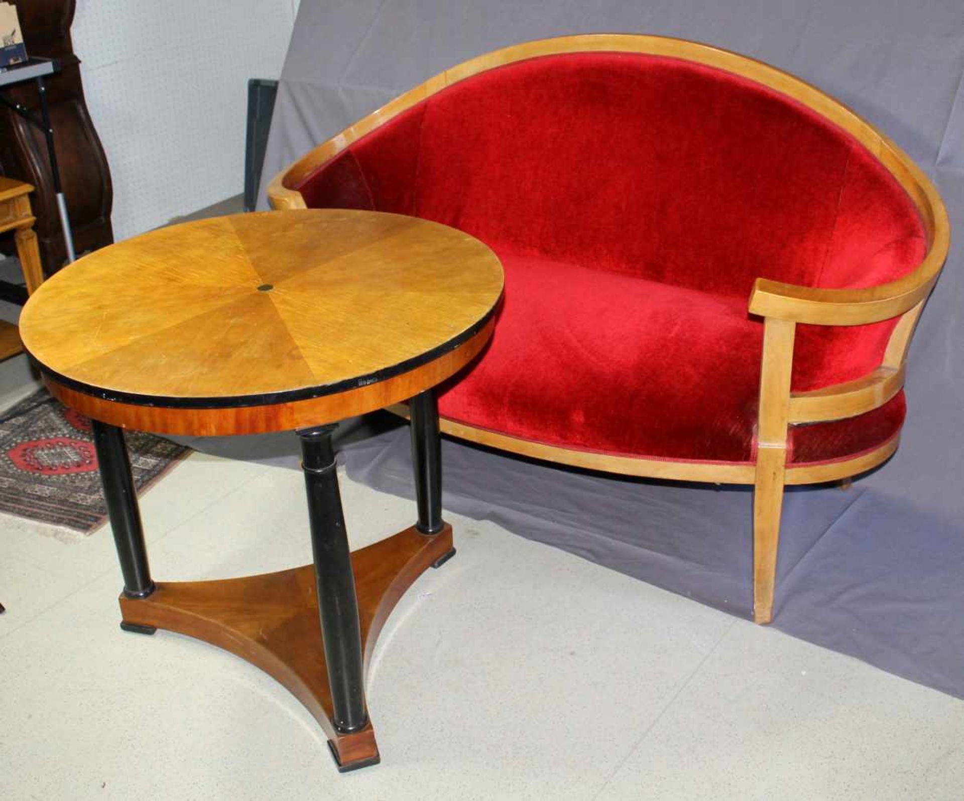 1 kleines Sofa, rot gepolstert, ca. 99 x 158cm x 57cm und 1 kleiner runder Tisch, auf einem