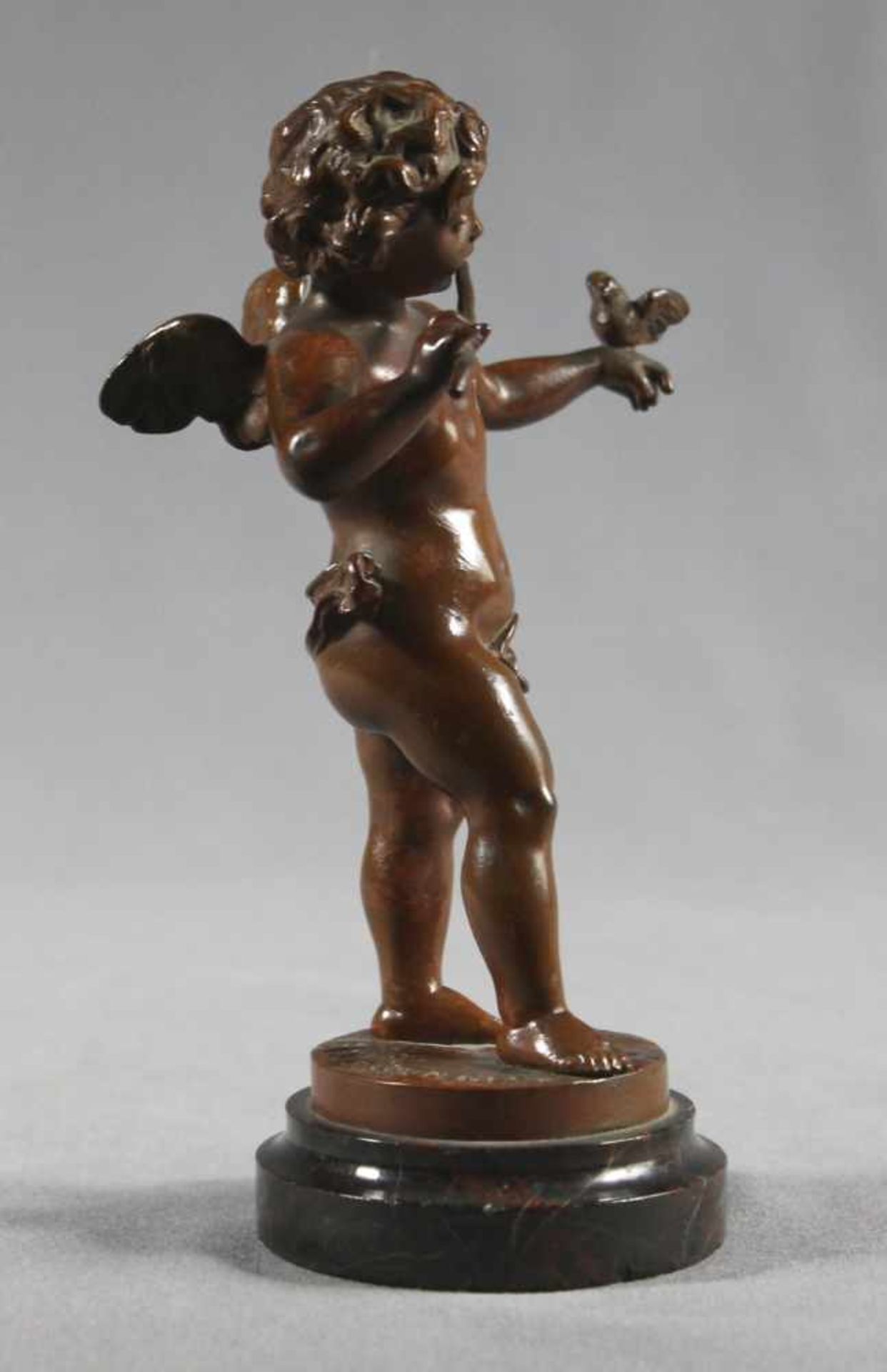 1 kleine Bronzefigur "Putto", auf rundem Marmorsockel "Musizierender Putto mit Vogel auf der - Image 3 of 5