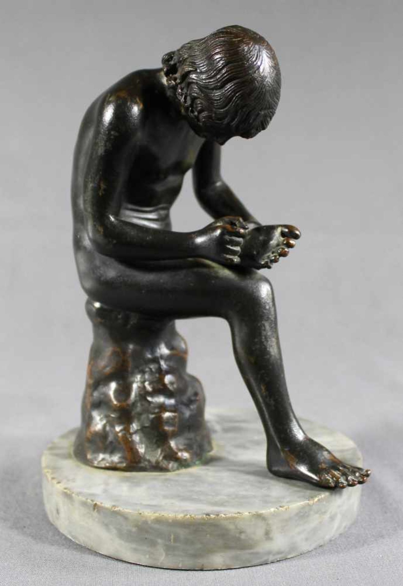 1 Bronzefigur geschwärzt, berieben, auf rundem Marmorsockel „Der Dornenzieher“, Rückseite mit Punze, - Image 2 of 5