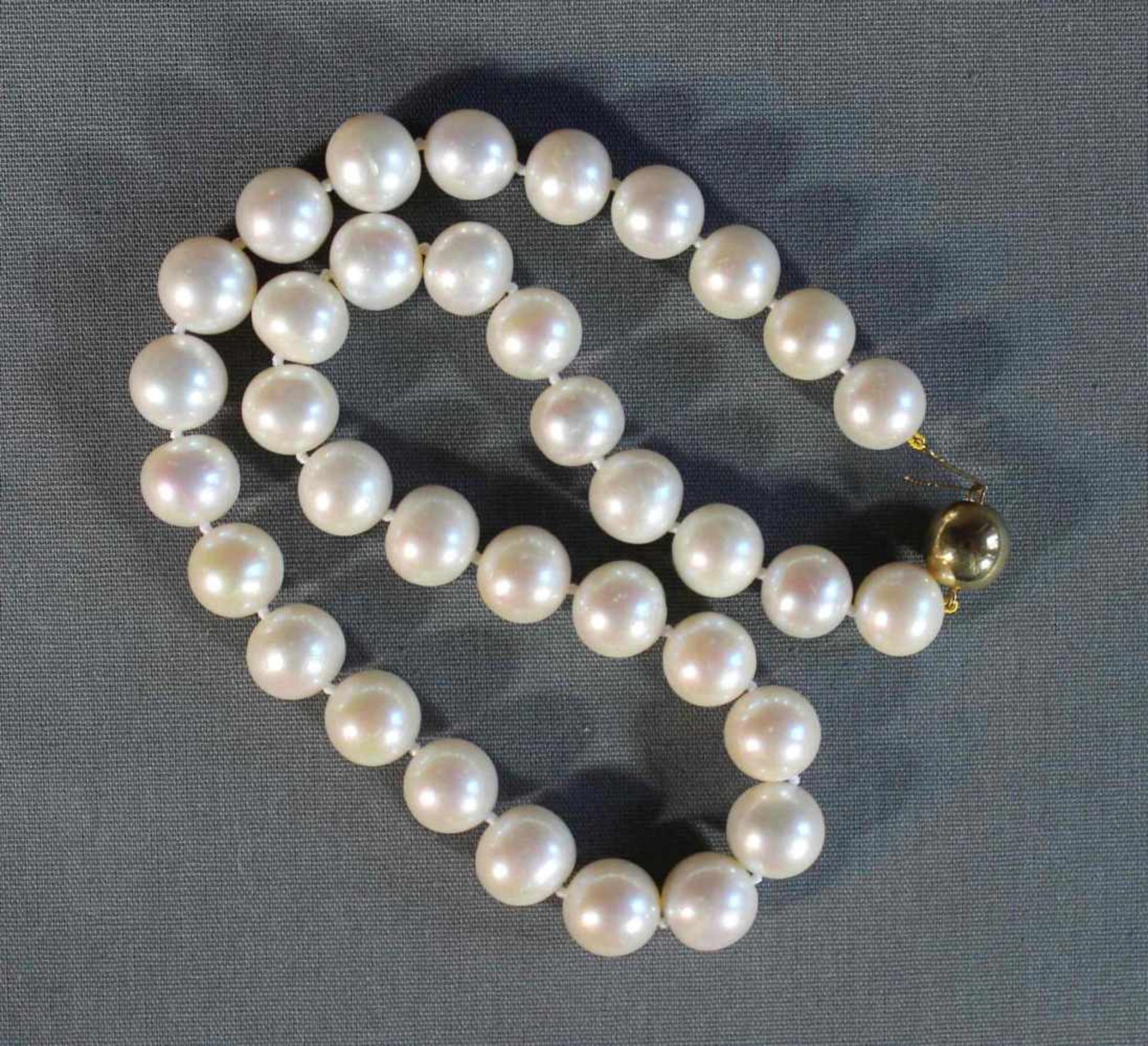 1 Perlenkette, große weiße Perlen im schönen Lüster, mit Kugelverschluß 8kt.Gg (333/000), L ca.
