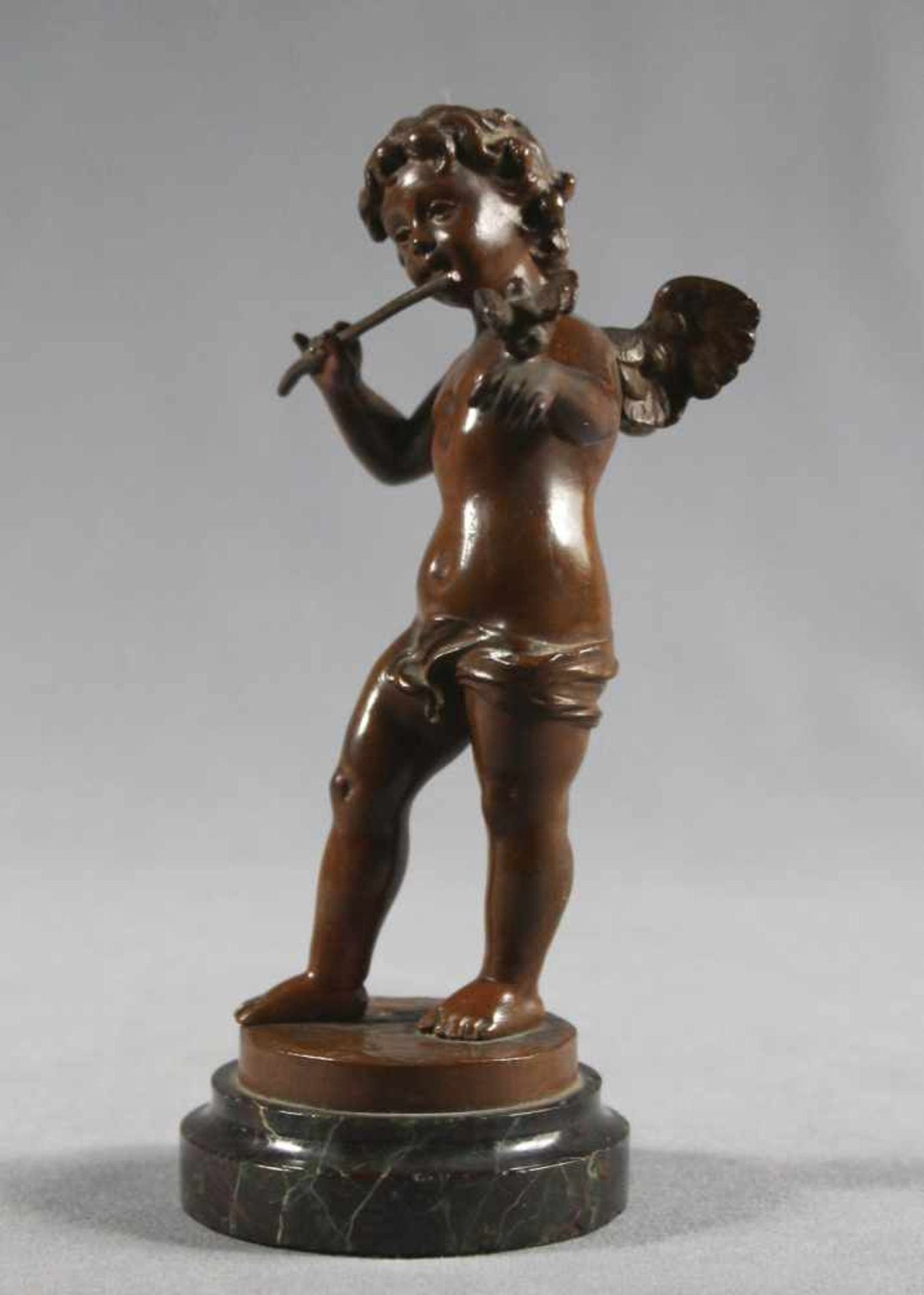 1 kleine Bronzefigur "Putto", auf rundem Marmorsockel "Musizierender Putto mit Vogel auf der - Image 2 of 5