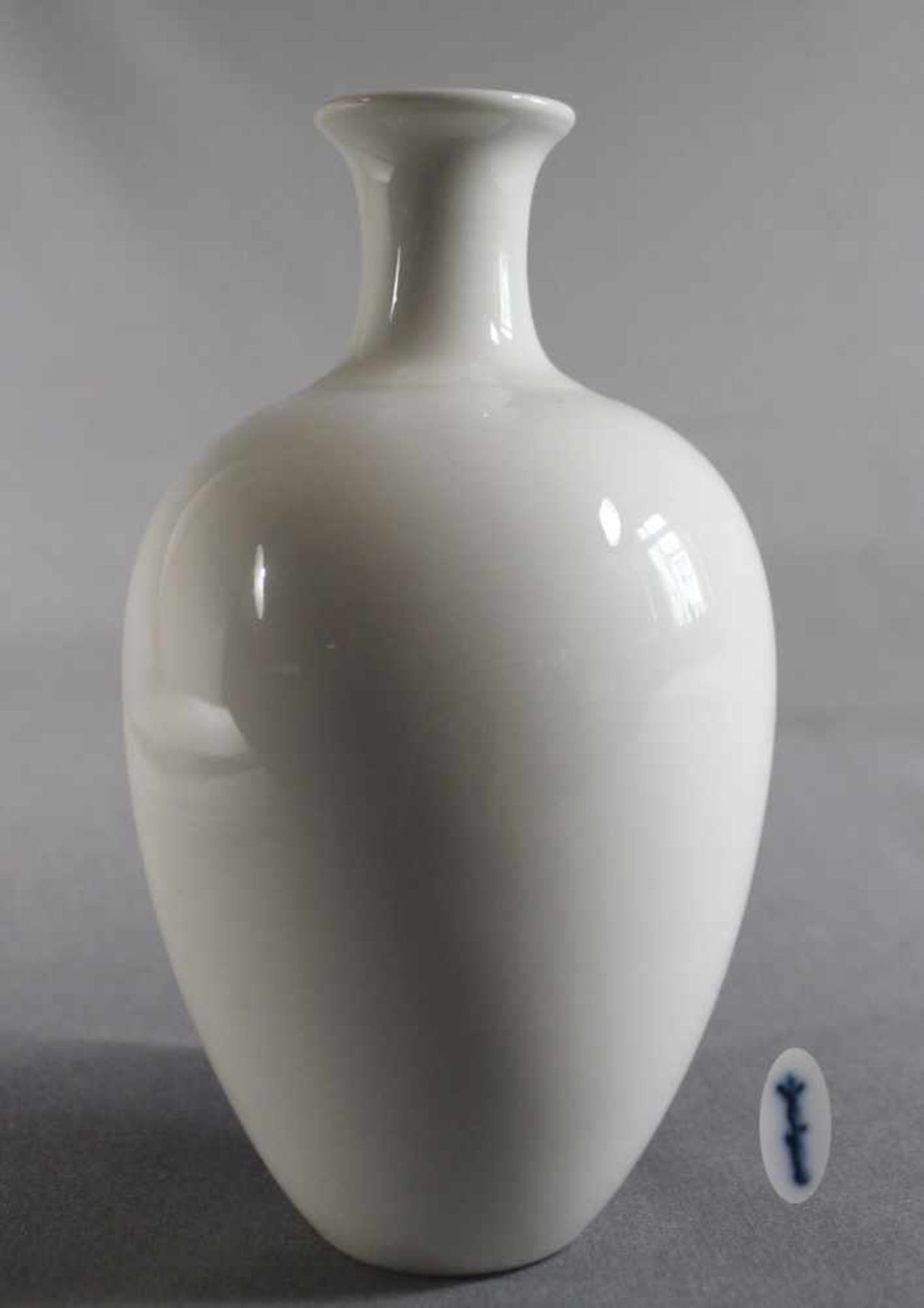 1 kleine Vase, Weißporzellan "KPM, blaue Zeptermarke unterglasur", H ca. 17cm, D ca. 3cm, 20. Jhd.