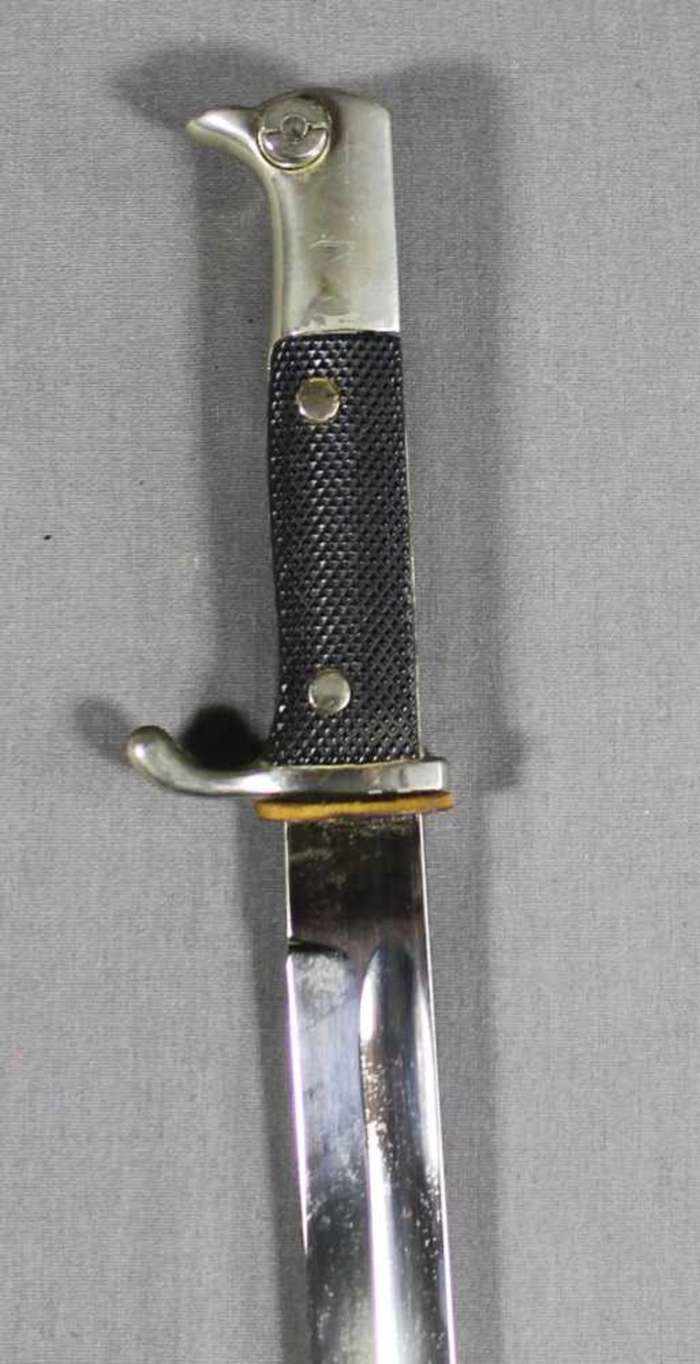 1 Bajonett, schwarze Scheide Metall/Leder, mit Portepee, verschraubte Griffplatte aus schwarzem - Bild 4 aus 6