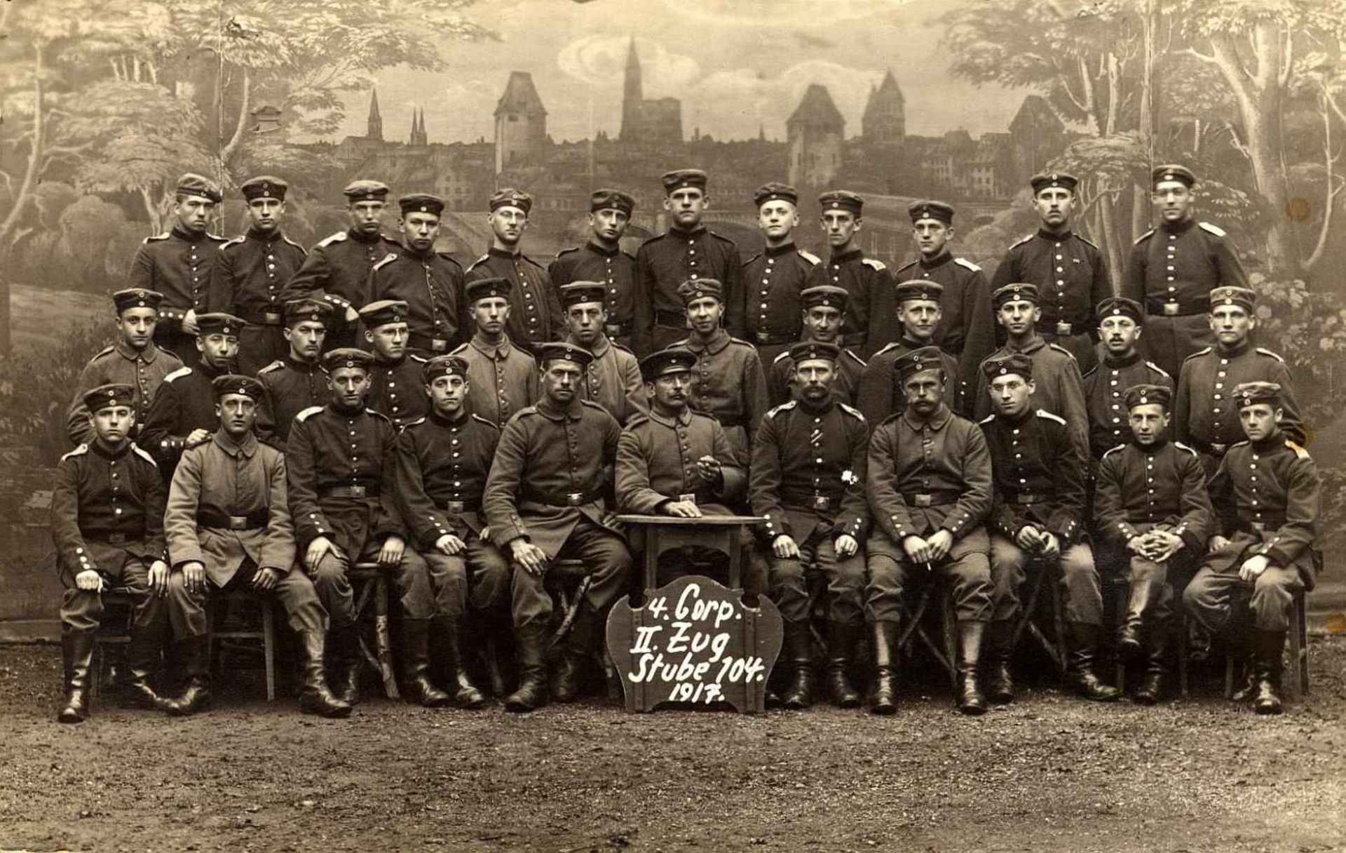 1 Foto-AK, kleines Format, s/w, 4. Corp. II. Zug Stube 104 1917, Gruppenfoto, Soldaten, Militaria,