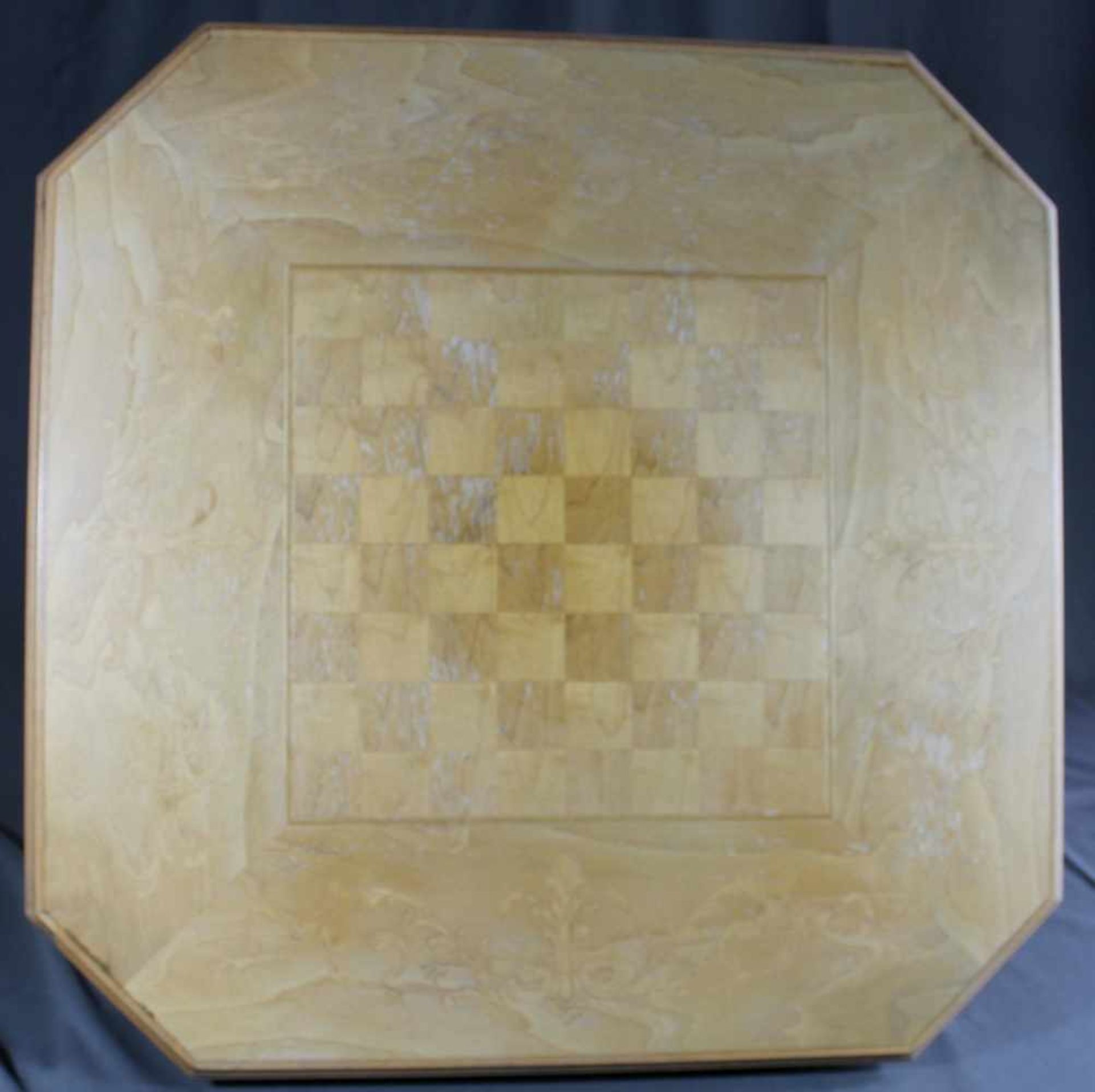 1 kleiner Spieltisch, 8-eckig auf Baluster-Mittelfuß, Platte muss restauriert werden, ca. 63cm x - Bild 2 aus 2