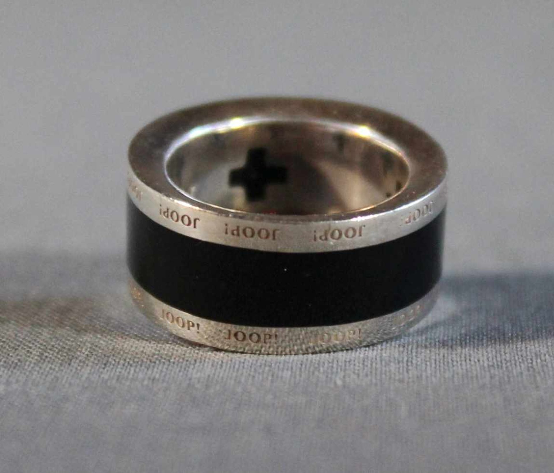 1 Designer-Ring Silber (925/000) "Joop", massive Ausführung mit Epoxy-Einlage, RG 18, Tragespuren