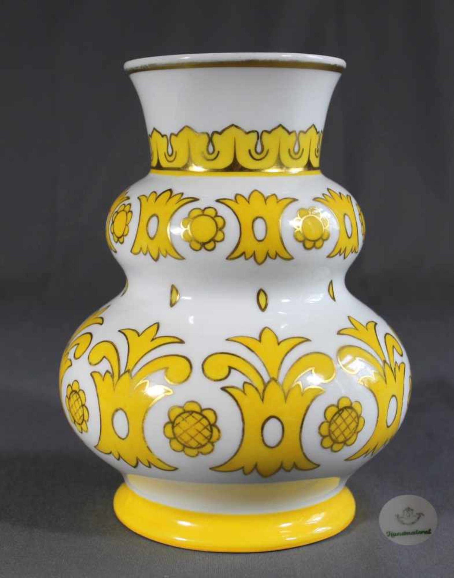 1 dekorative Vase Porzellan "Köppelsdorf-Nord, Thüringen", geometrisches Dekor in Gelb, Goldstaffage