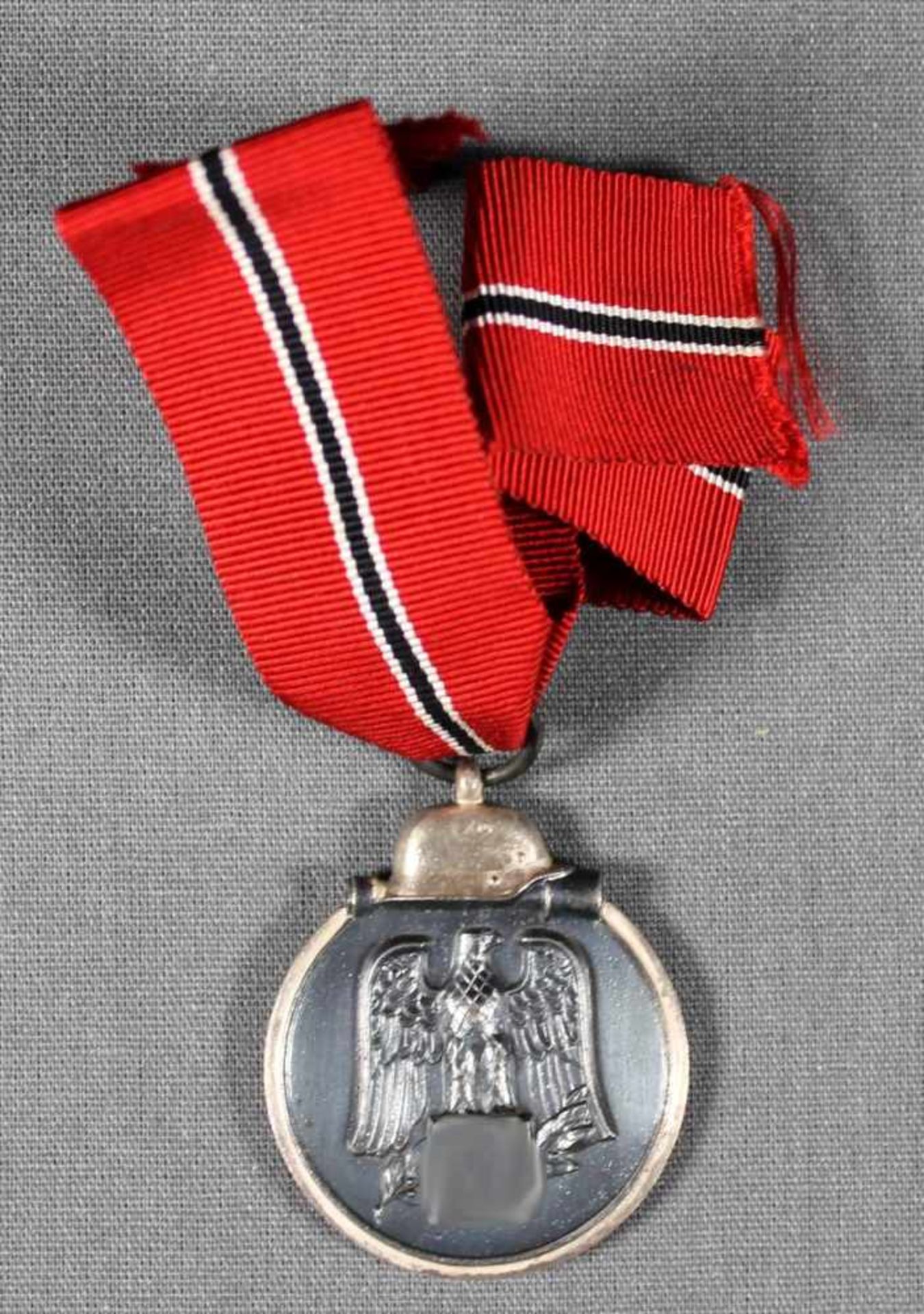 1 Medaille an Band "Winterschlacht im Osten 1941/42", schöner Zustand