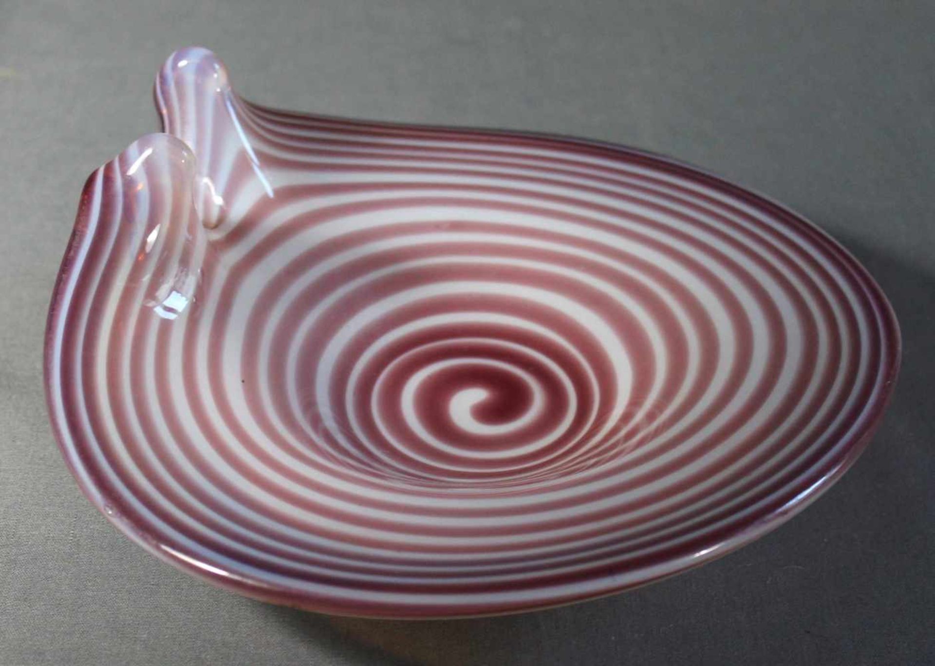 1 dekorative Schale Glas, schwere Ausführung, Milchglas mit rosa Spirale, wohl Murano, H ca. 9cm,