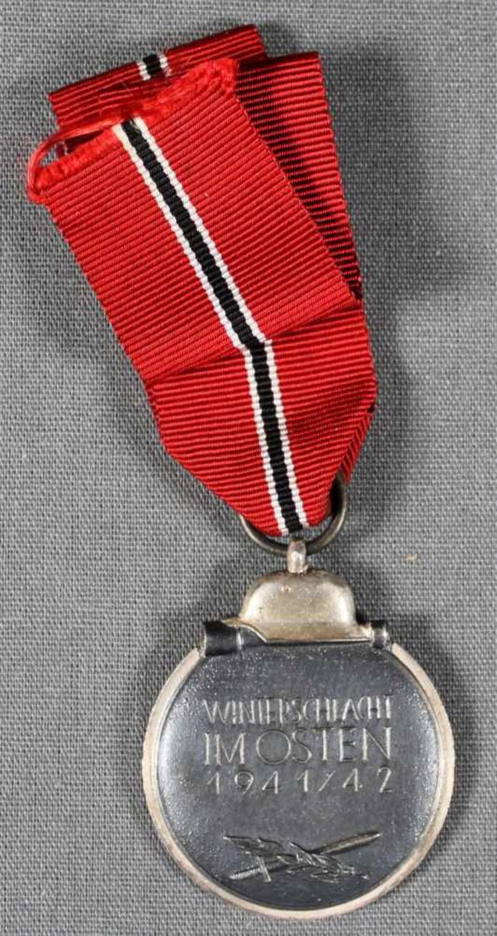 1 Medaille an Band "Winterschlacht im Osten 1941/42", schöner Zustand - Image 2 of 2