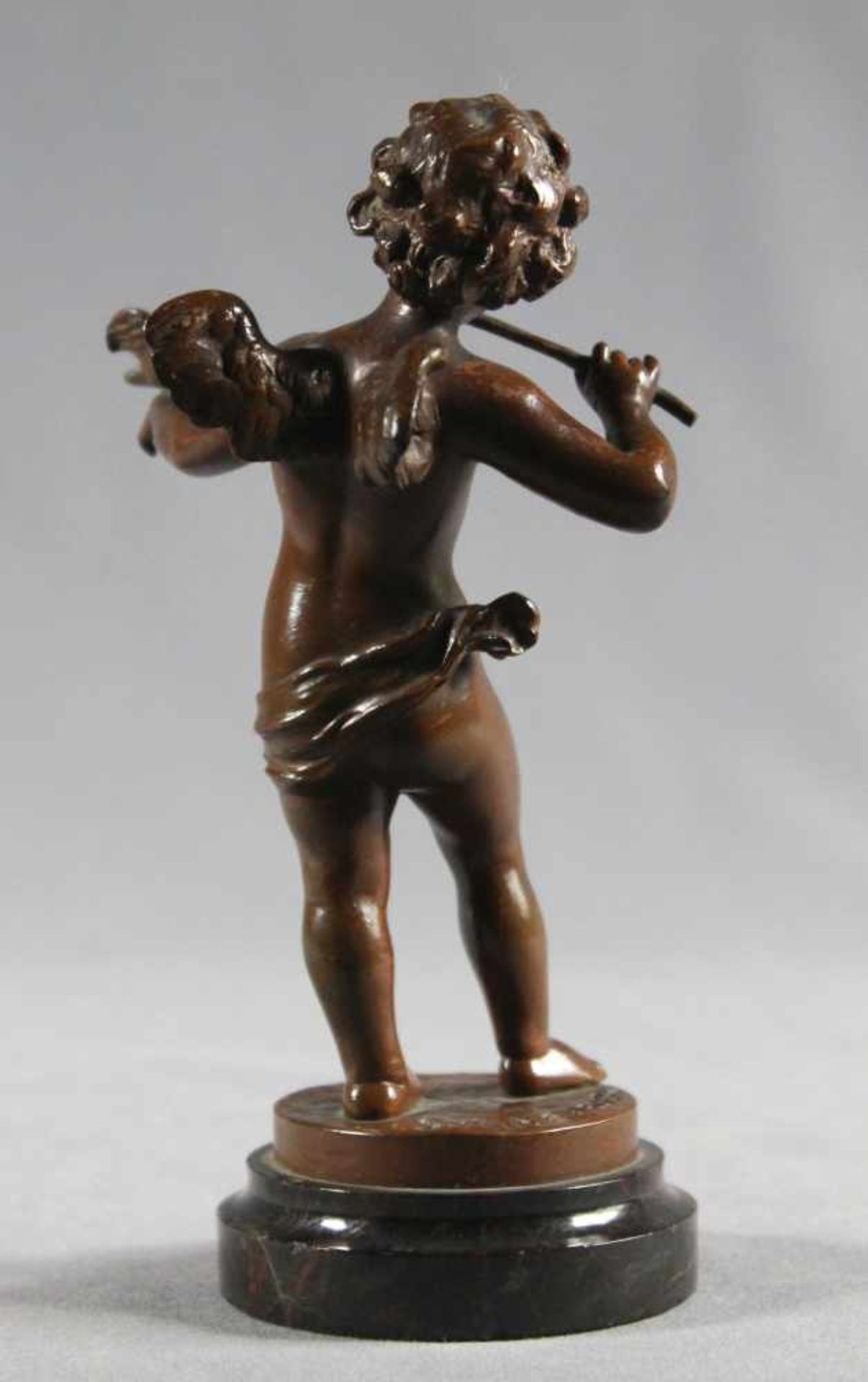 1 kleine Bronzefigur "Putto", auf rundem Marmorsockel "Musizierender Putto mit Vogel auf der - Image 4 of 5