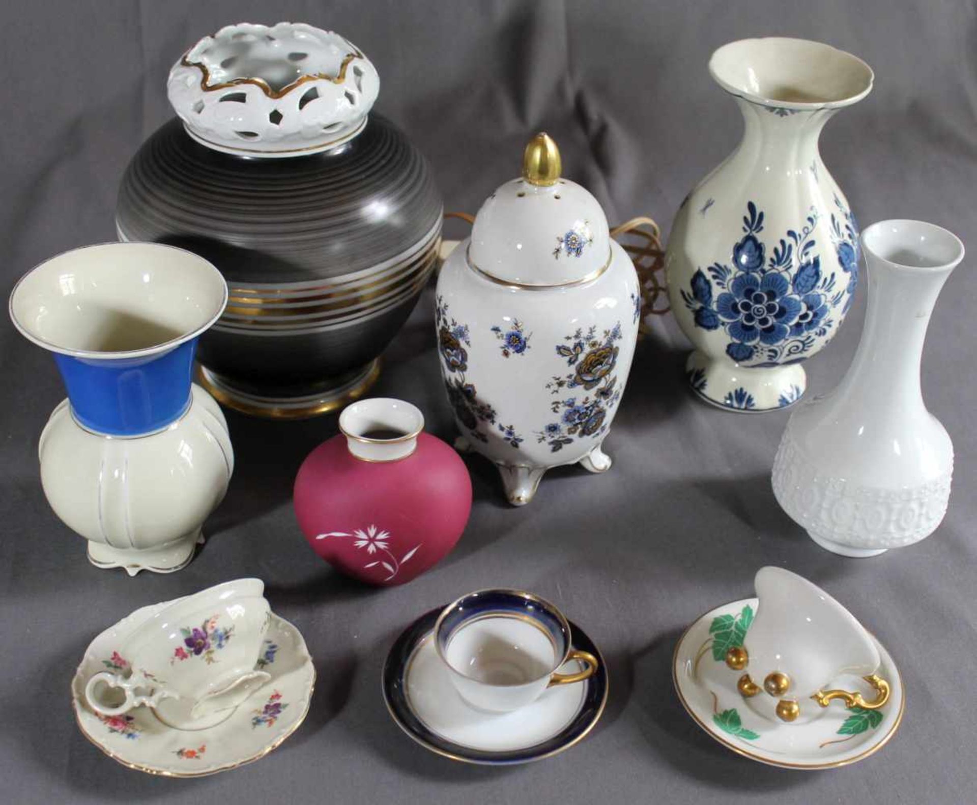 1 Konvolut diverses Porzellan/Keramik bestehend aus 6 Vasen, 1 Rauchverzehrer, 3 Mokkatassen mit