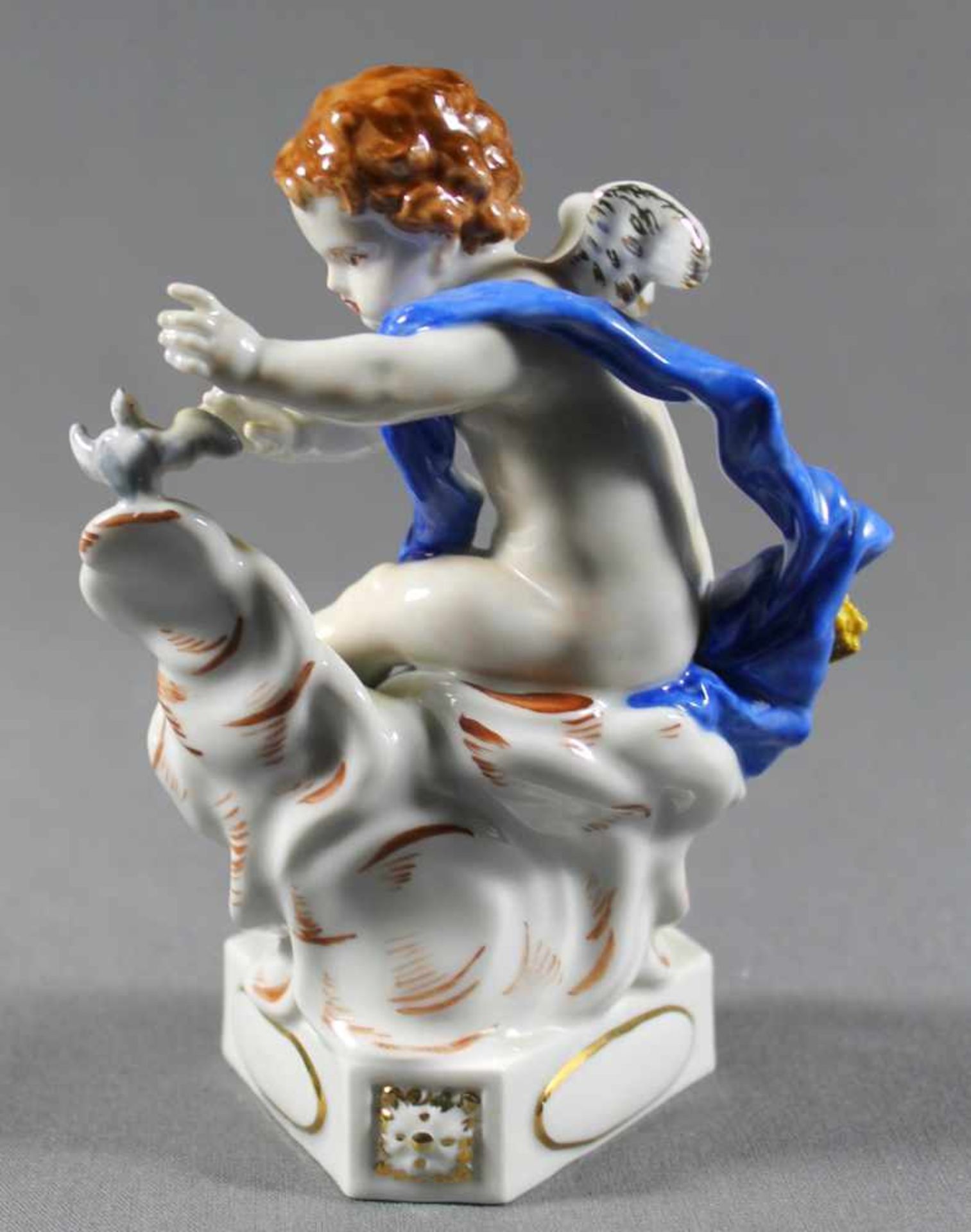 1 Porzellanfigur auf naturalistischem Sockel Porzellan „Putto mit Vogel, Meißen, blaue - Bild 4 aus 4