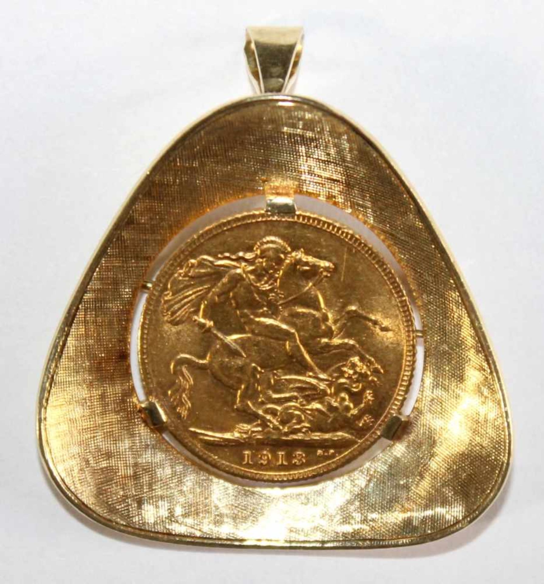 1 Goldmünze 917/000 "Georg von England 1913", (8,01g/7,35g fein) gefasst als Anhänger/Brosche in