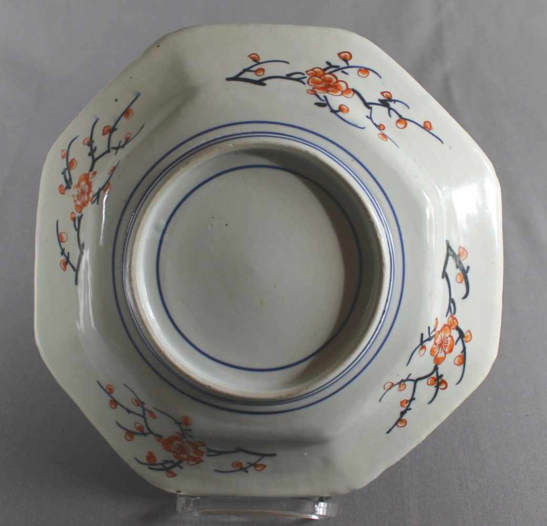 1 Porzellanplatte, 8-eckig, leicht vertiefte Form mit reichem asiatischen Dekor, berieben, D ca. - Bild 2 aus 2