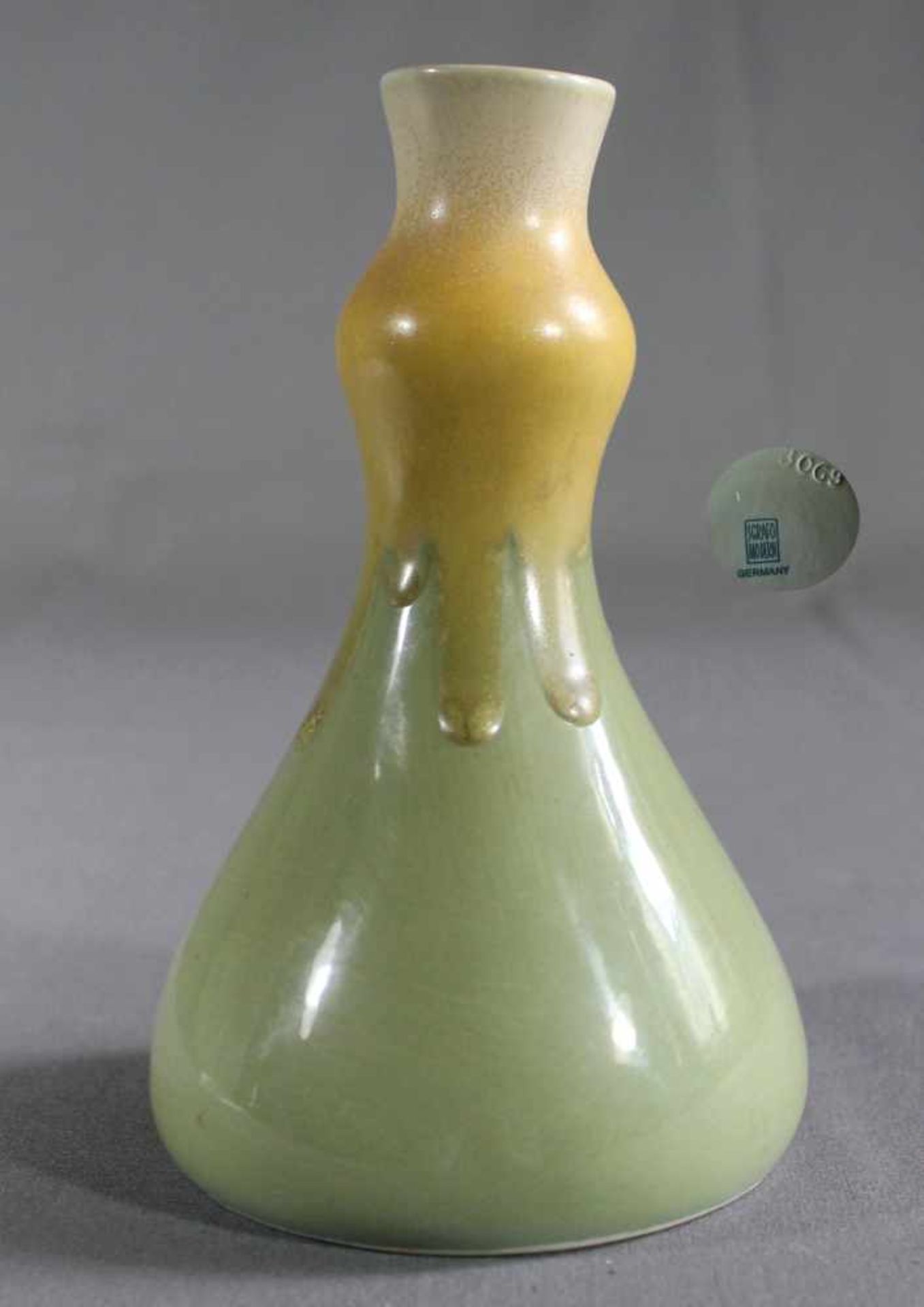 1 Vase Keramik, grüner Fond mit Laufglasur, gemarkt "Sgrafo Modern", H ca. 22cm, D ca. 4cm