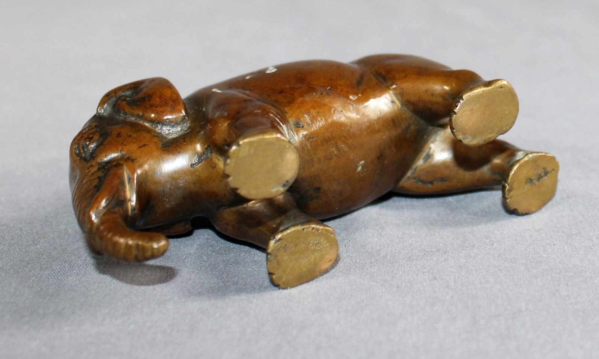 1 kleine Bronze-Figur, naturalistische Ausformung eines Elefanten, H ca. 7,5cm, (besch.) - Image 4 of 4