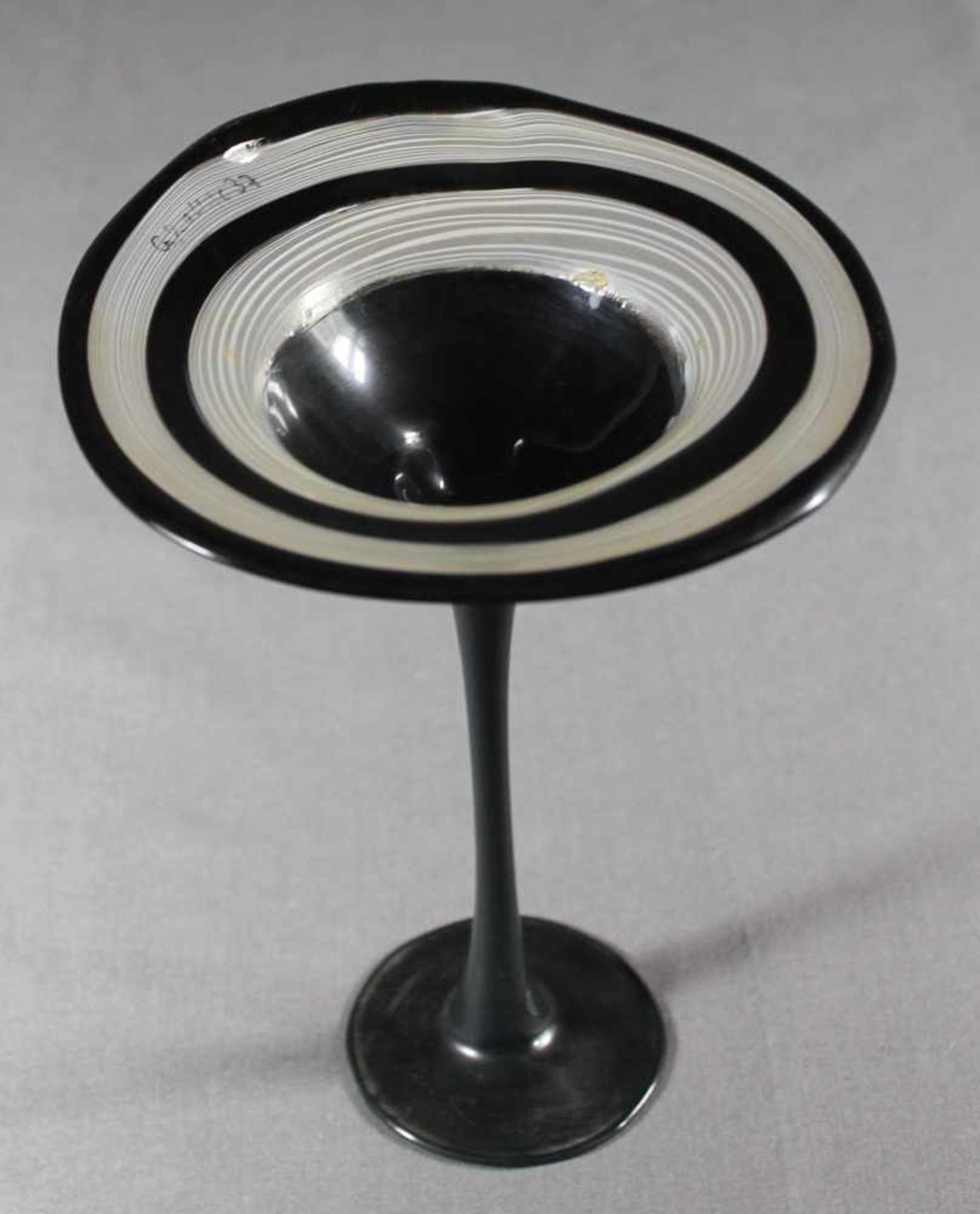 1 Fußschale Glas, H ca. 21cm, D ca. 18cm