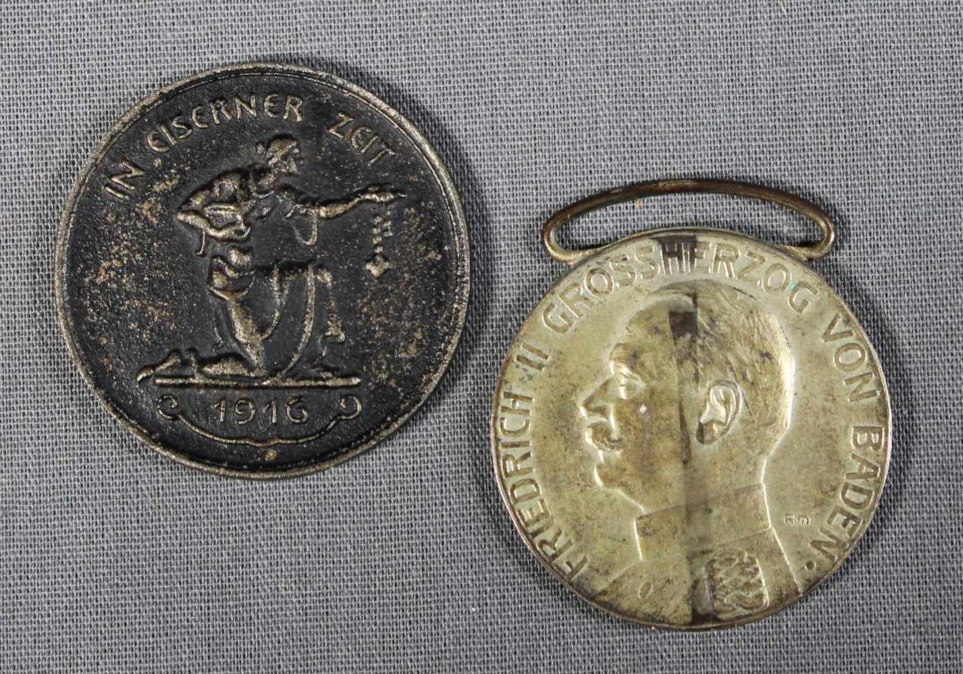 2 Medaillen; 1 silberne Verdienstmedaille Friedrich II. Grossherzog von Baden und 1 Medaille „in
