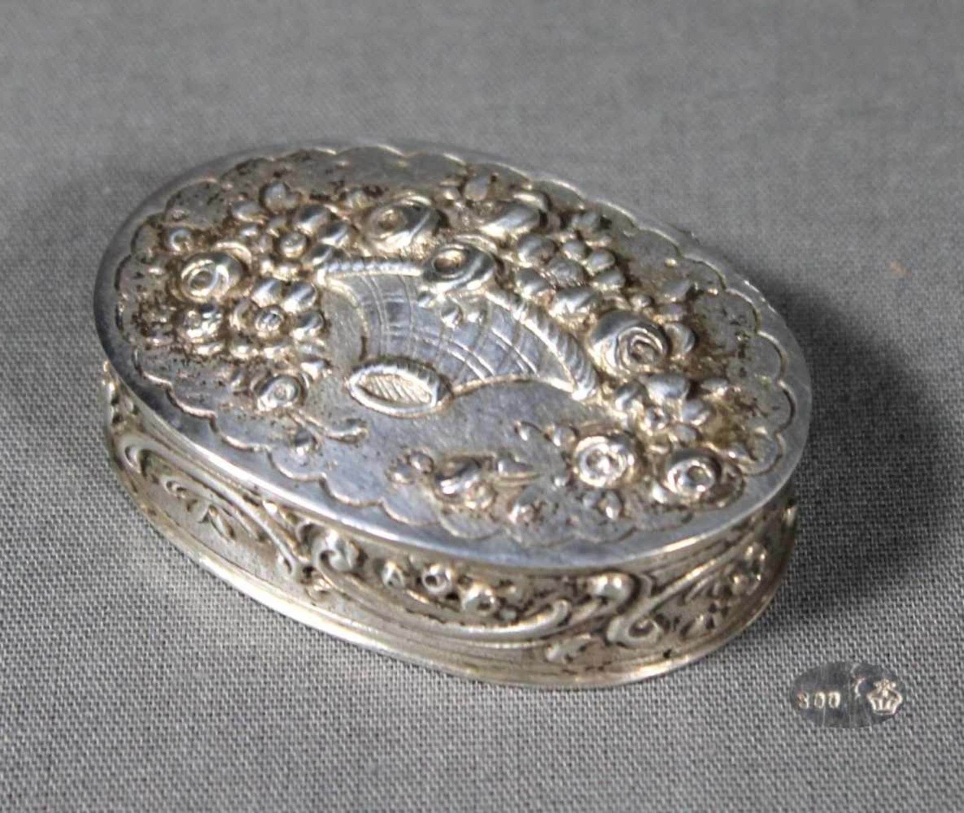 1 kleine ovale Pillendose Silber (800/000), punziert, Wandung und Deckel mit reicher floraler