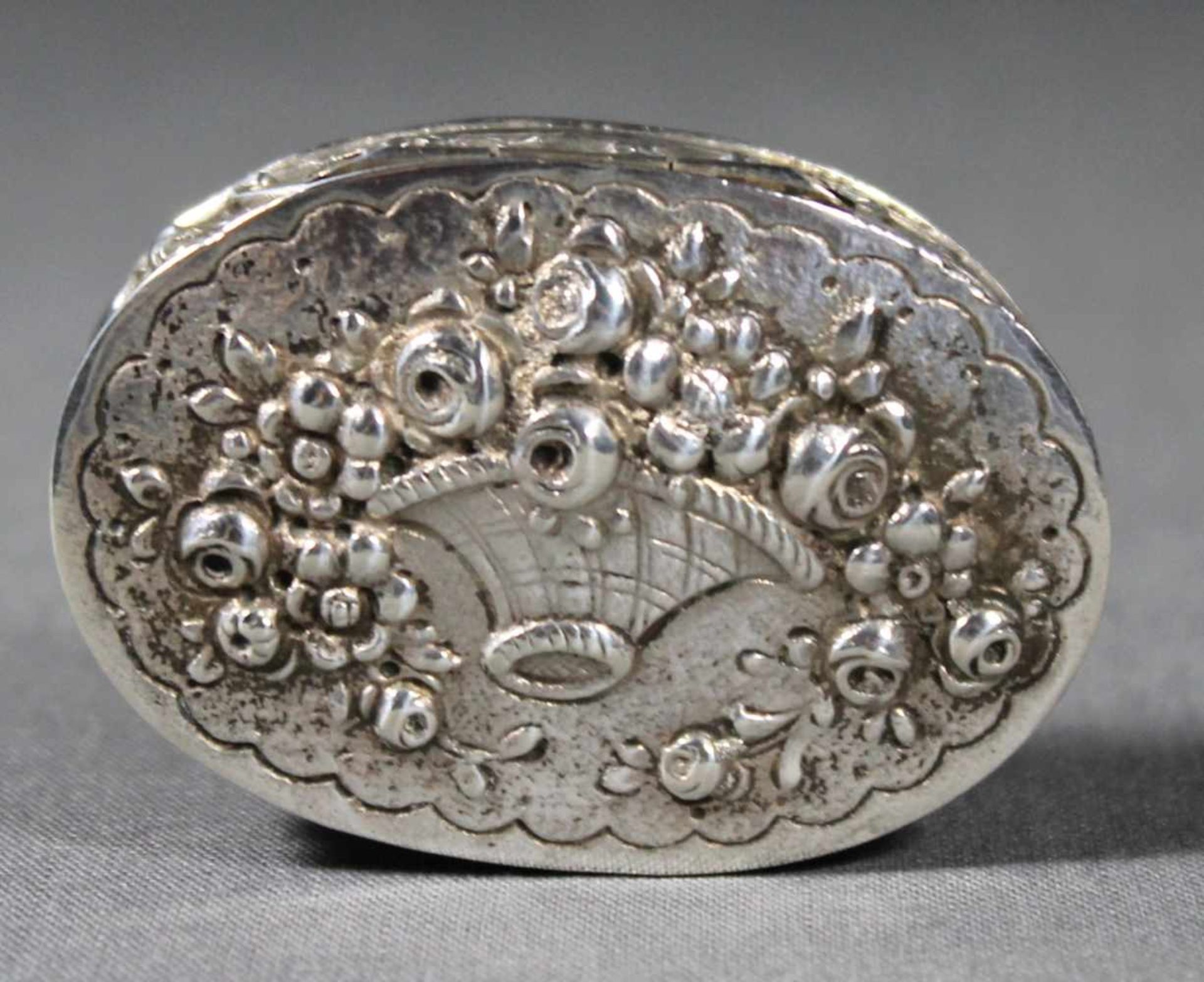 1 kleine ovale Pillendose Silber (800/000), punziert, Wandung und Deckel mit reicher floraler - Bild 2 aus 3
