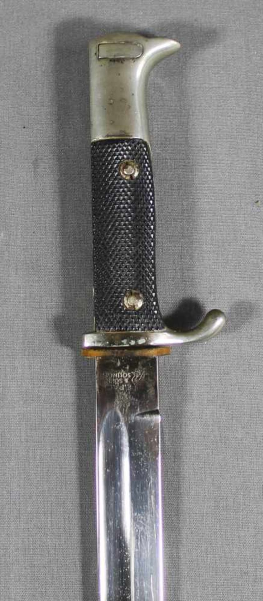 1 Bajonett, schwarze Scheide Metall/Leder, mit Portepee, verschraubte Griffplatte aus schwarzem - Bild 3 aus 6