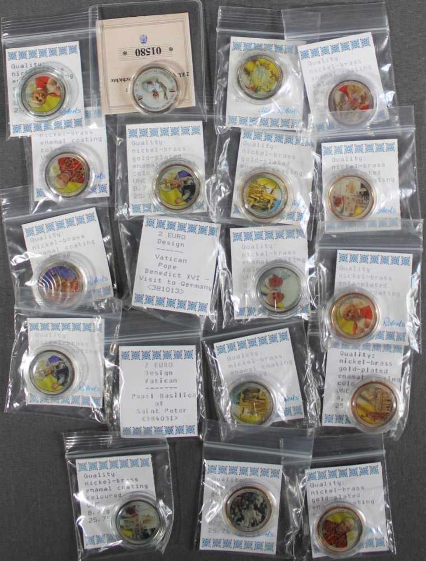 1 kleine Sammlung von 19 "2 Euro Design-Münzen in Farbe, Vatikan", in original Blistern und