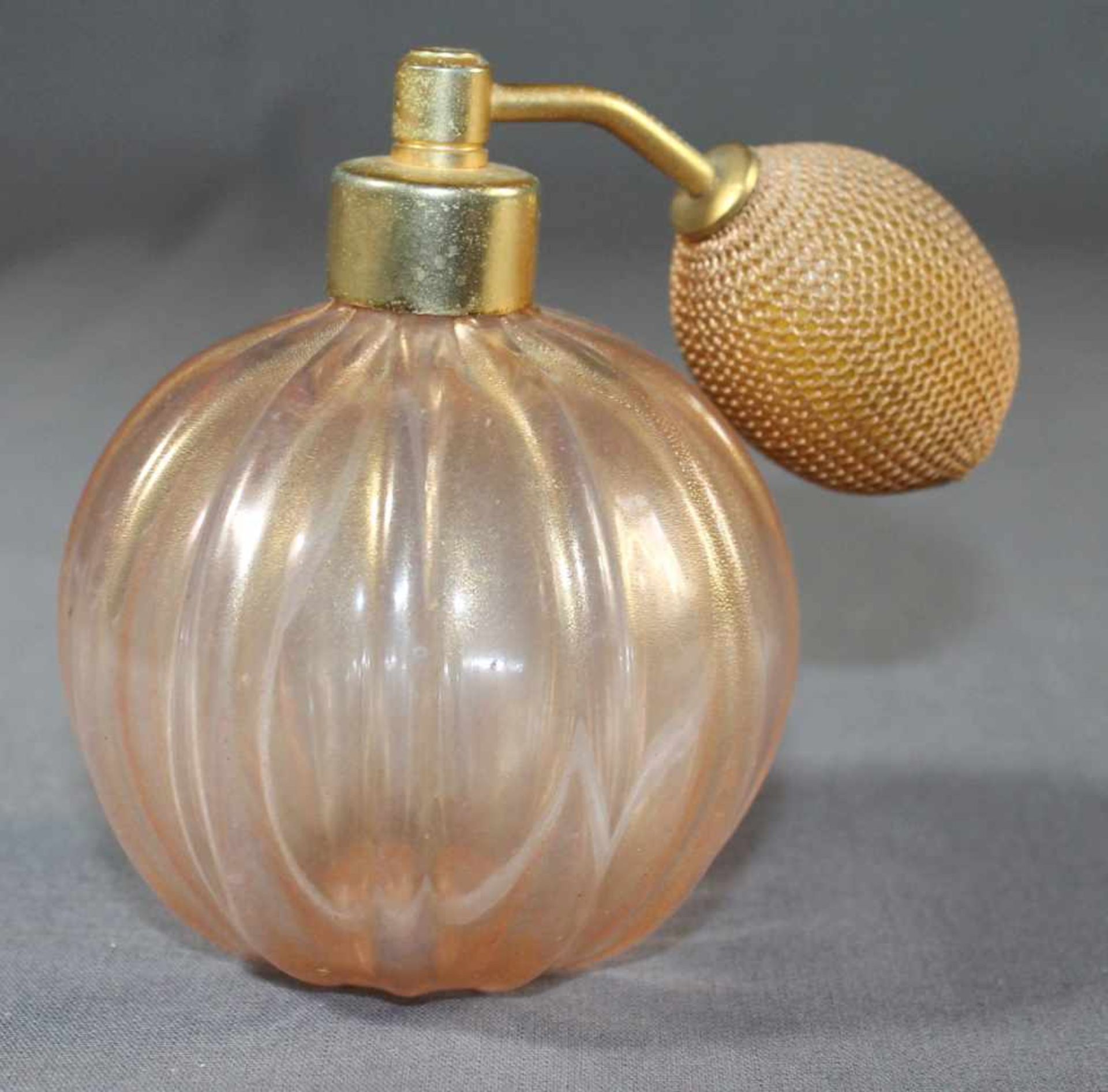 1 Parfumflacon Glas, Kugelform, gerippte Wandung, rosa Glas mit Goldfluss, H ca. 12cm