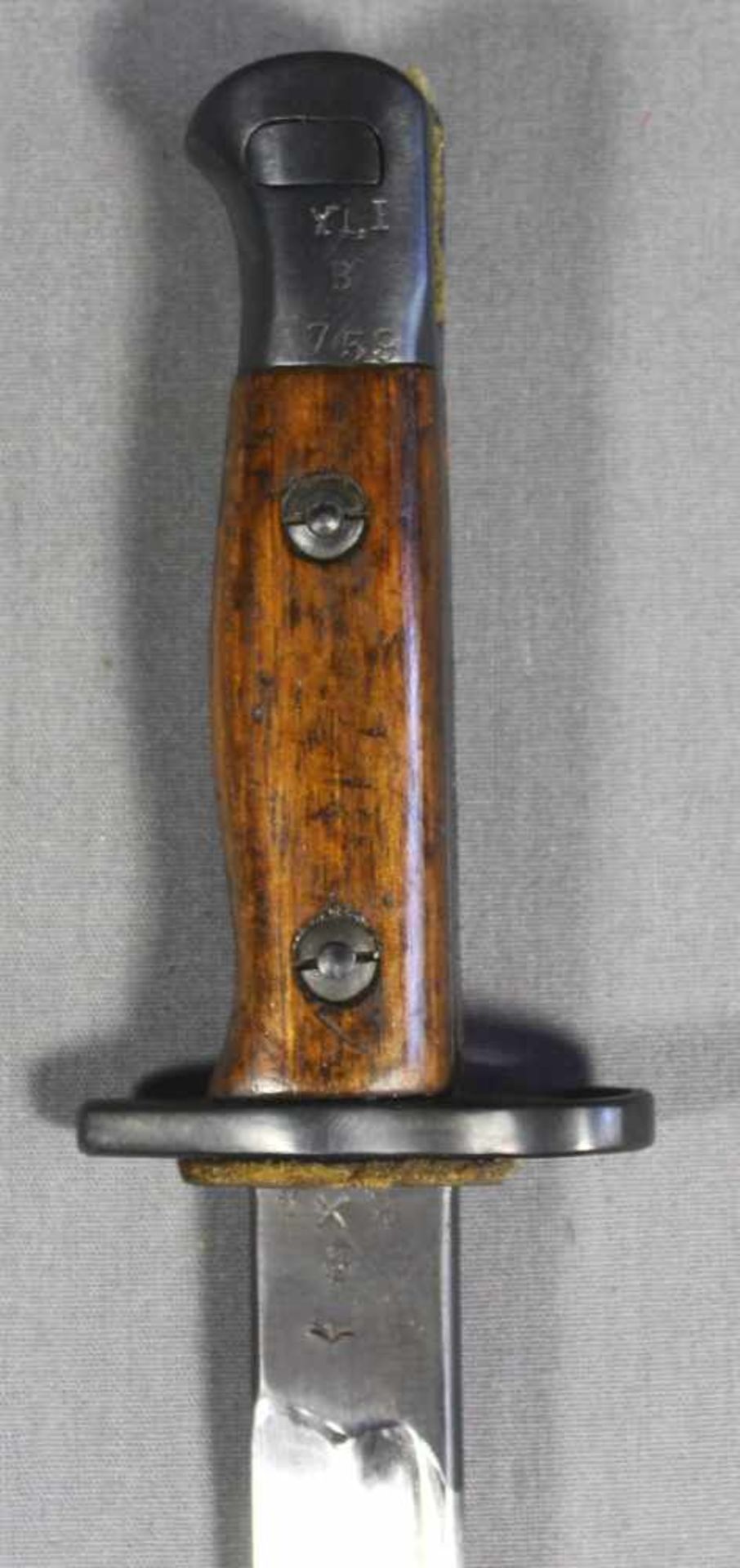 1 Bajonett, schwarze Scheide Leder/Stoff, verschraubte Griffplatte Holz, Vogelknauf, einschneidige - Image 4 of 8