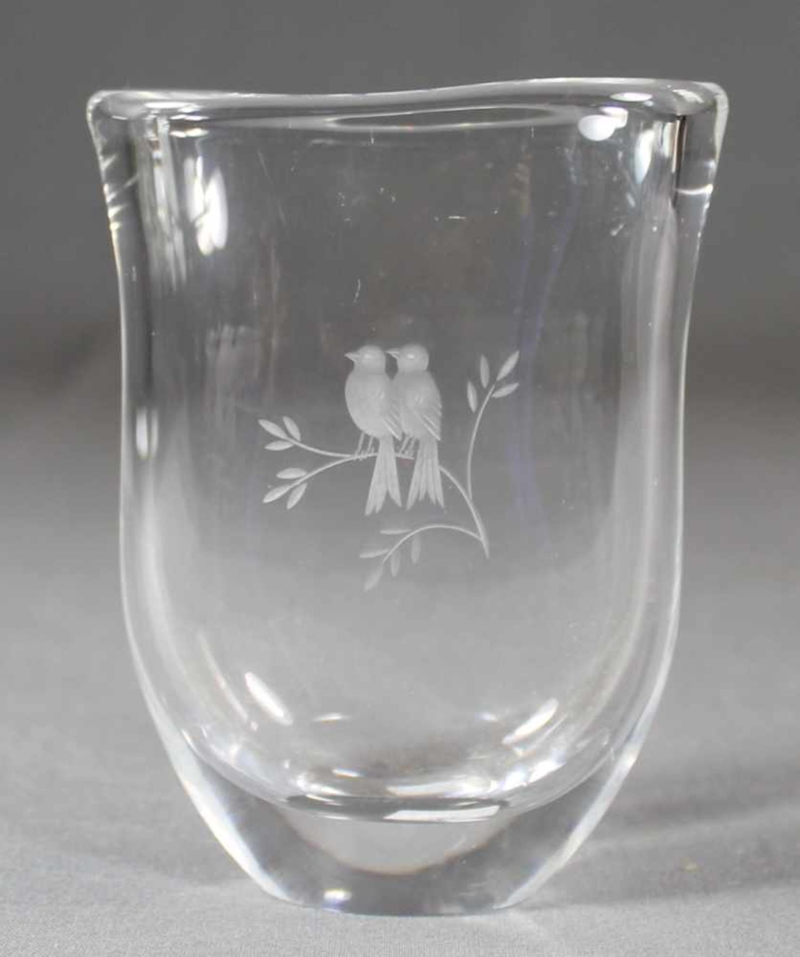 1 kleine Vase Glas, Klarglas, schauseitig mit kleiner Gravur "Vogelpaar", nummeriert, H ca. 12cm,