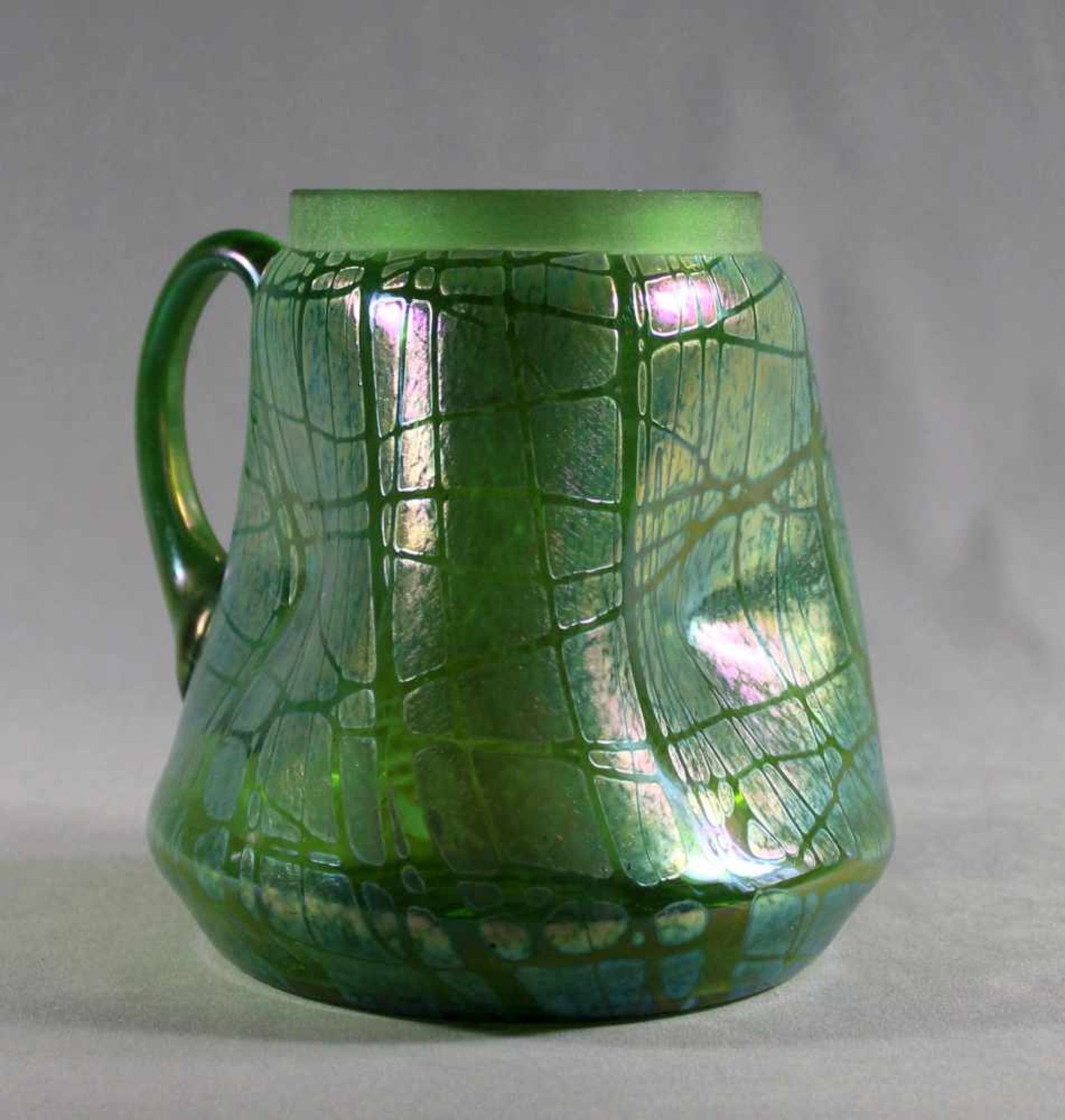 1 großer Henkelkrug grünes Glas, Jugendstil "Lötz", Wandung 3-fach gedellt, mit aufgearbeitetem - Bild 2 aus 2