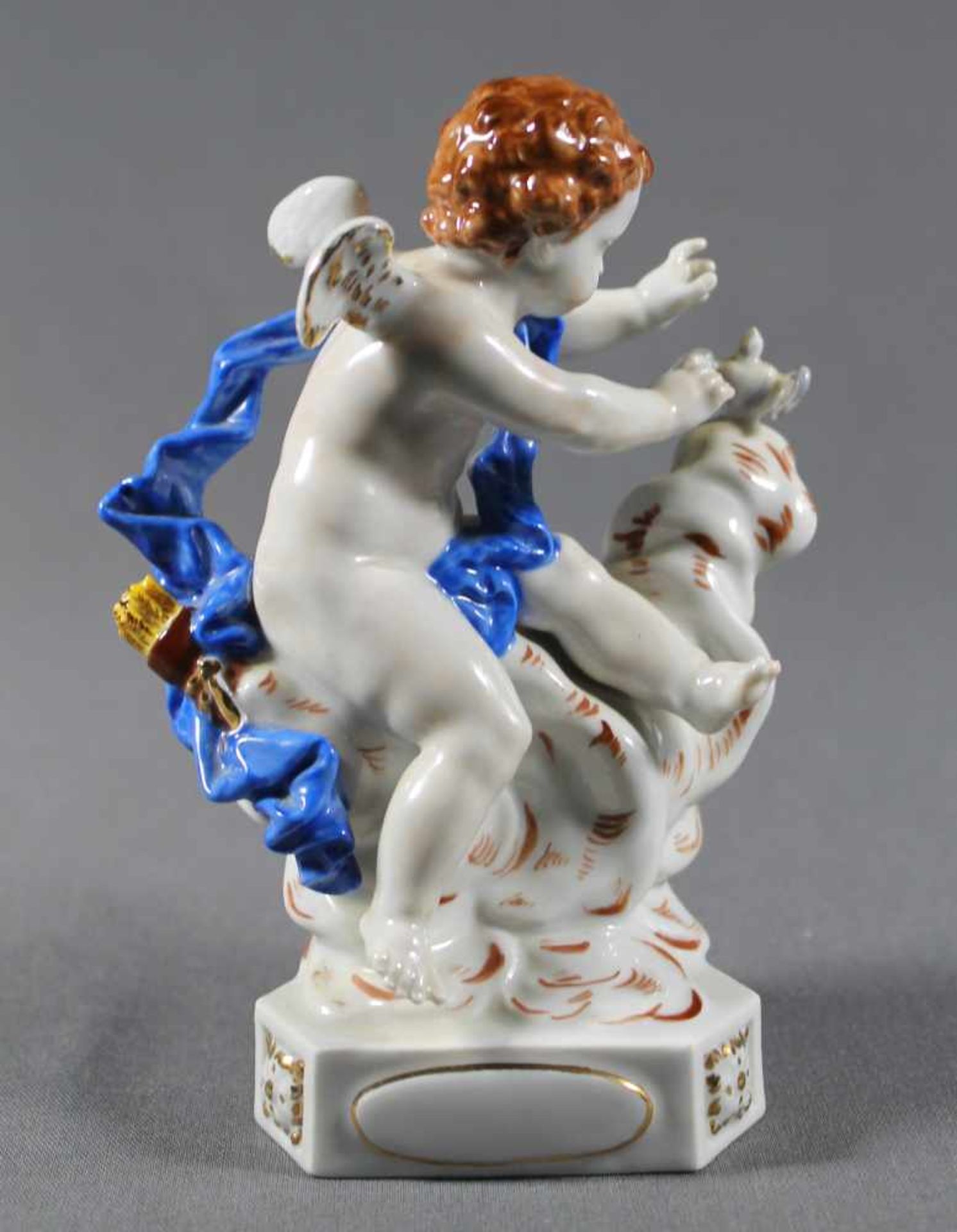 1 Porzellanfigur auf naturalistischem Sockel Porzellan „Putto mit Vogel, Meißen, blaue - Bild 2 aus 4