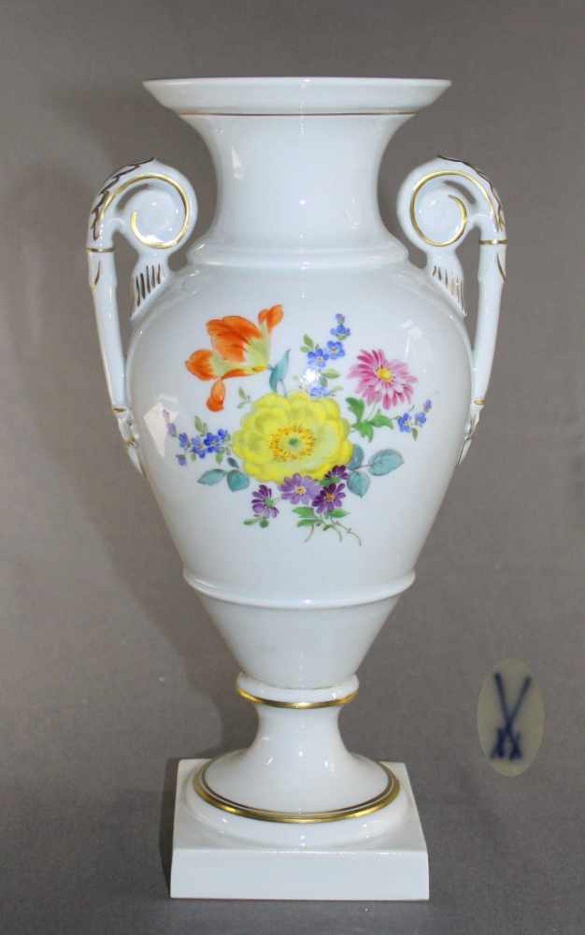 1 Amphorenvase Porzellan „Meißen, blaue Schwertermarke“, 1. Wahl mit Blumendekor aufglasur, Henkel