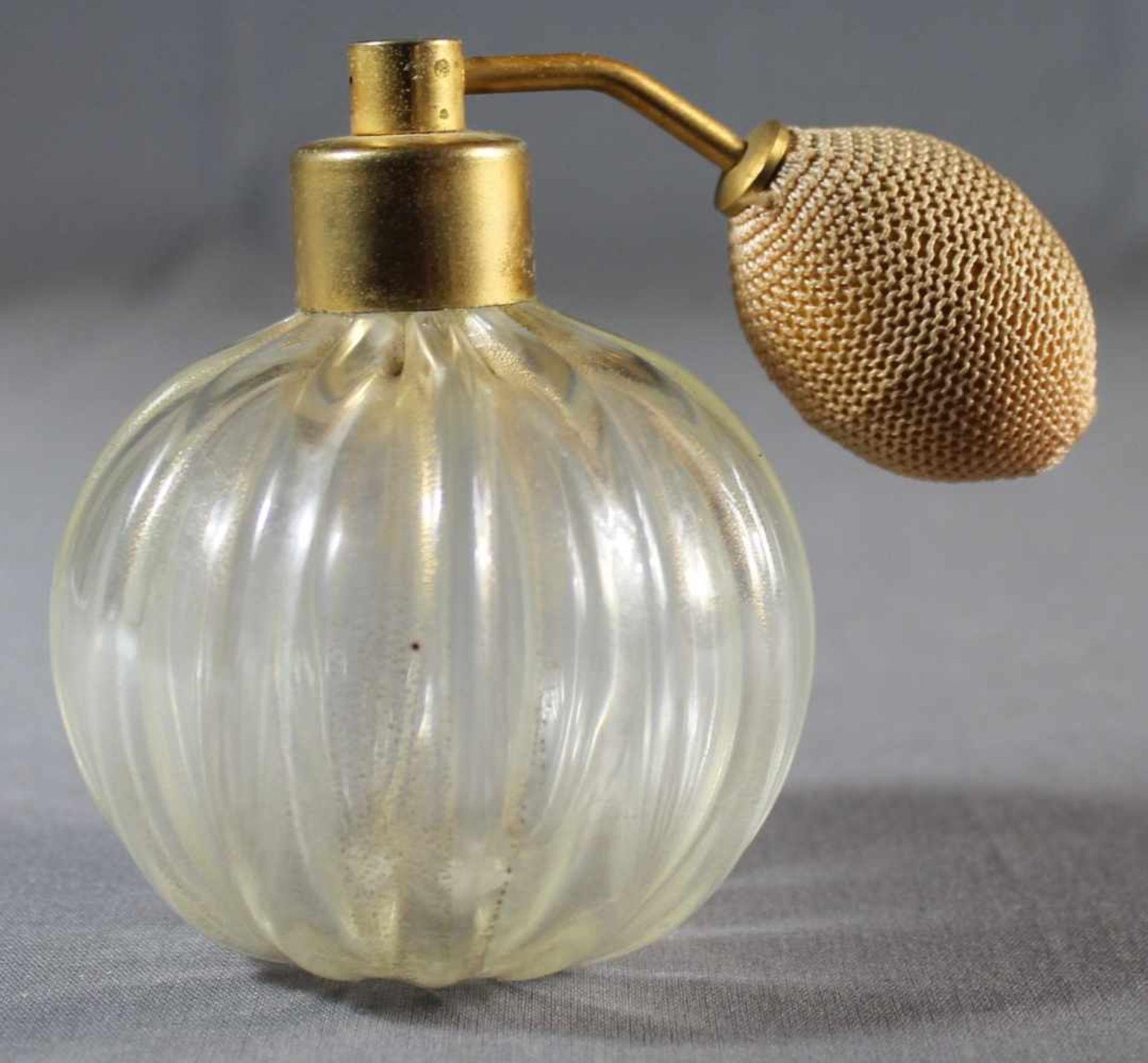 1 Parfumflacon Glas, Kugelform, gerippte Wandung, farbloses Glas mit Goldfluss, H ca. 12cm