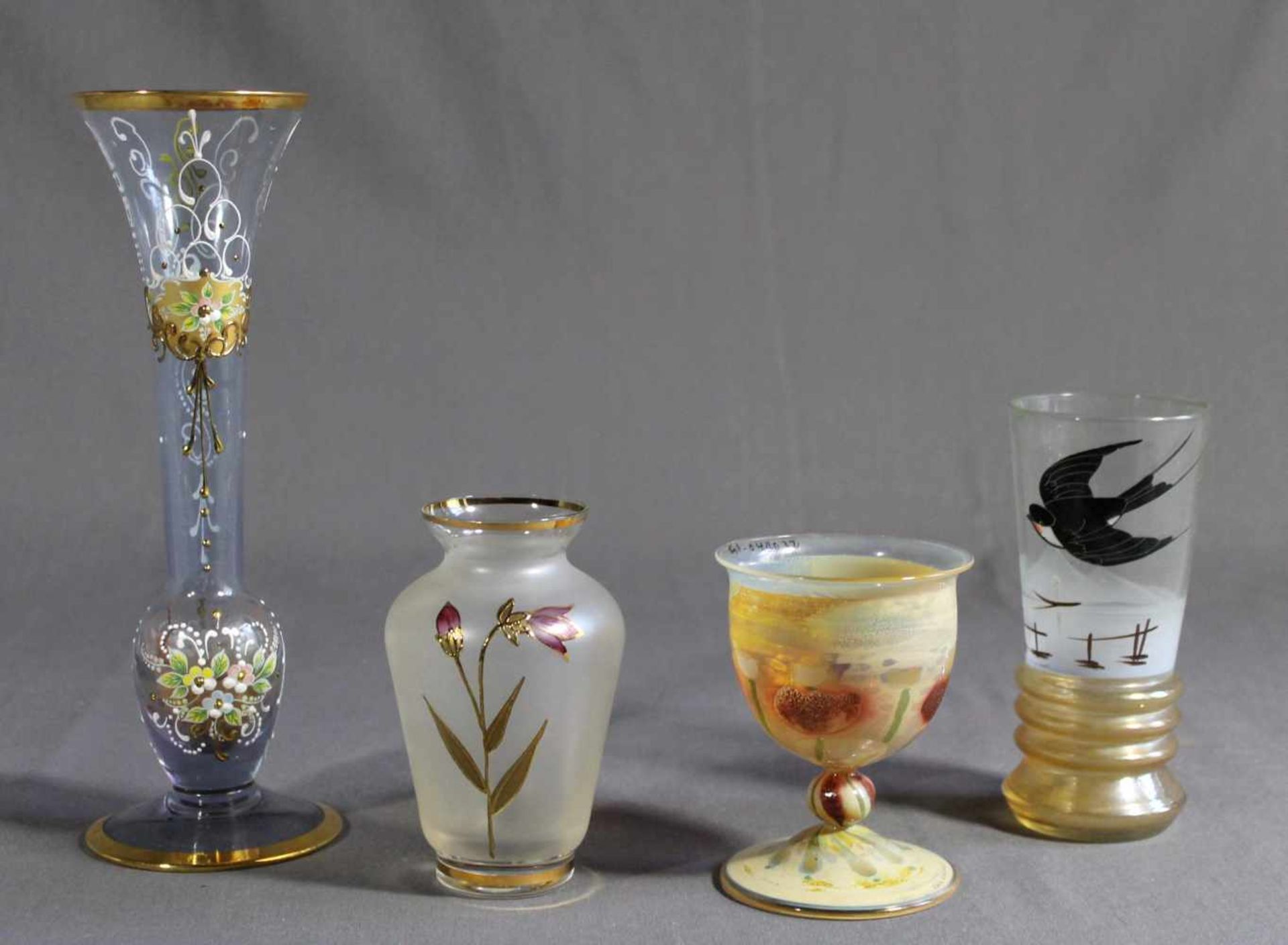 1 kleines Konvolut Glas bestehend aus 2 Vasen, 1 bemaltes Glas und einem kleinen Fußglas sign.