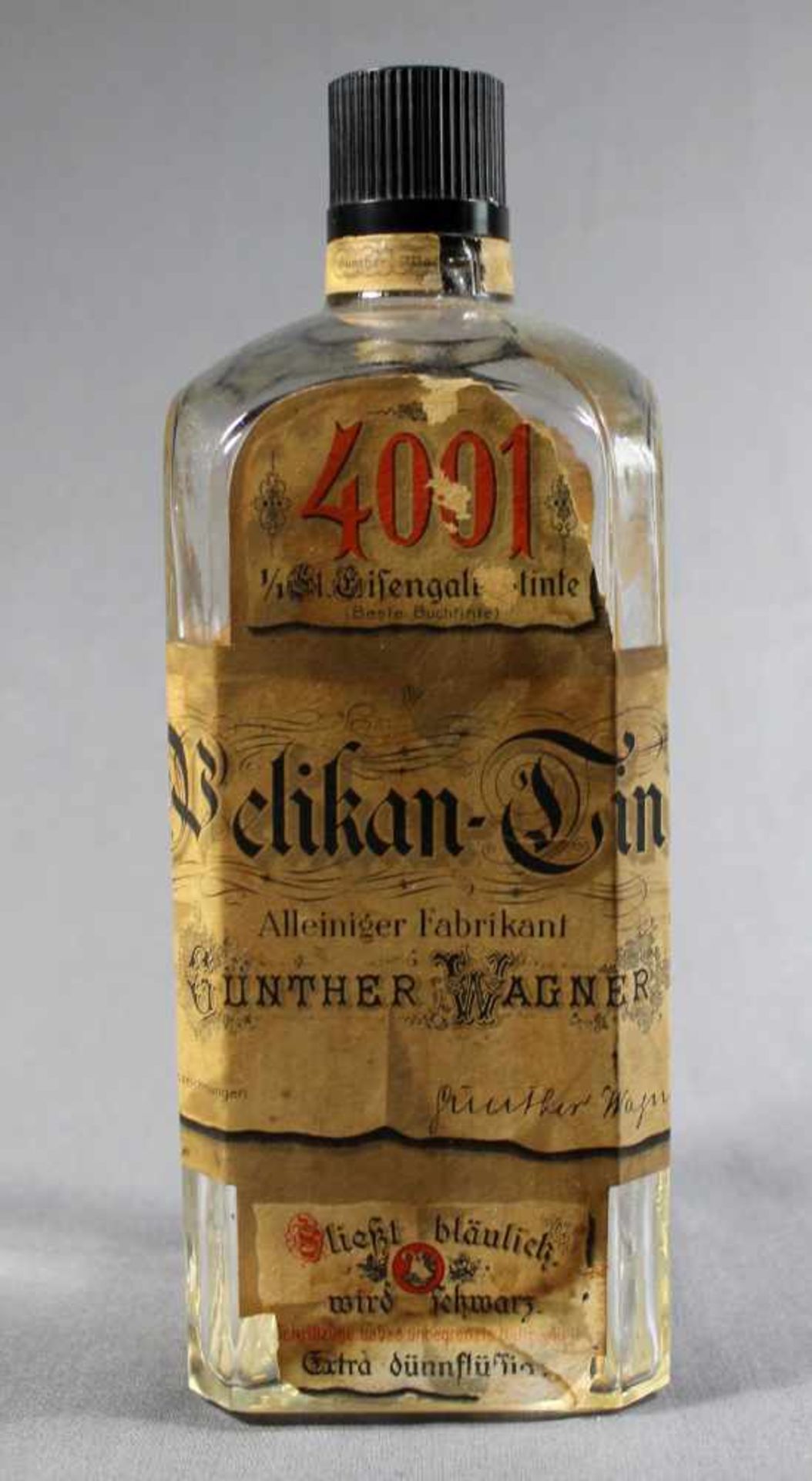 1 alte Vierkantflasche mit einem sehr interessanten Etikett, H ca. 25cm