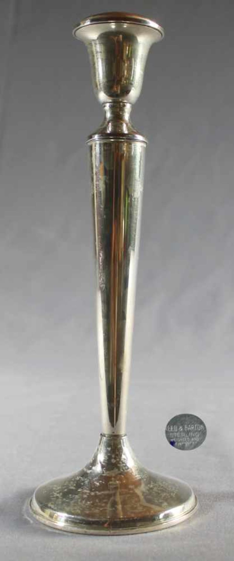1 Kerzenleuchter 1-flammig, auf rundem Stand Sterlingsilber (925/000), konischer Schaft, England,