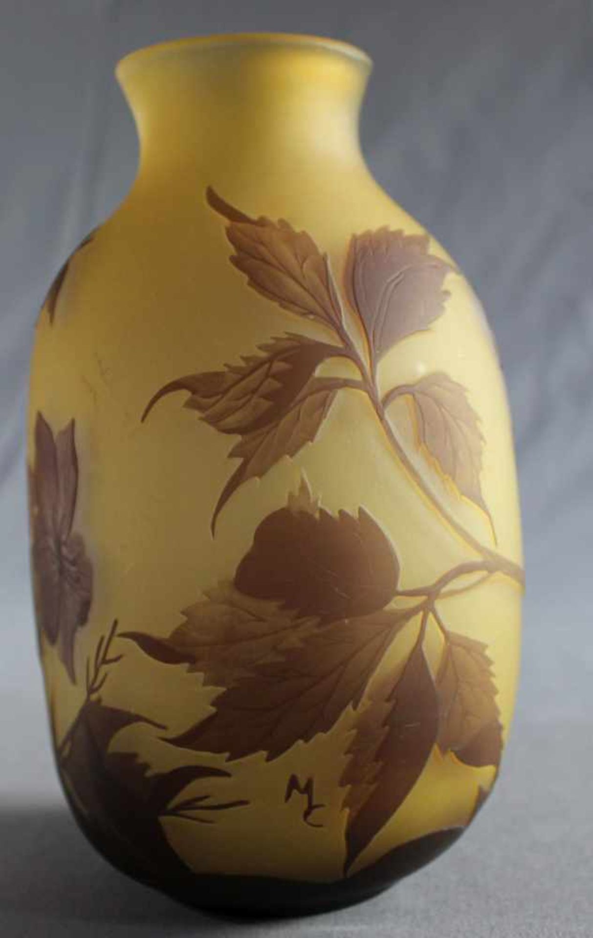 1 Vase Glas, farbig überfangen mit geschnittenem, geätztem und überfangenem Blumen- und - Bild 3 aus 3