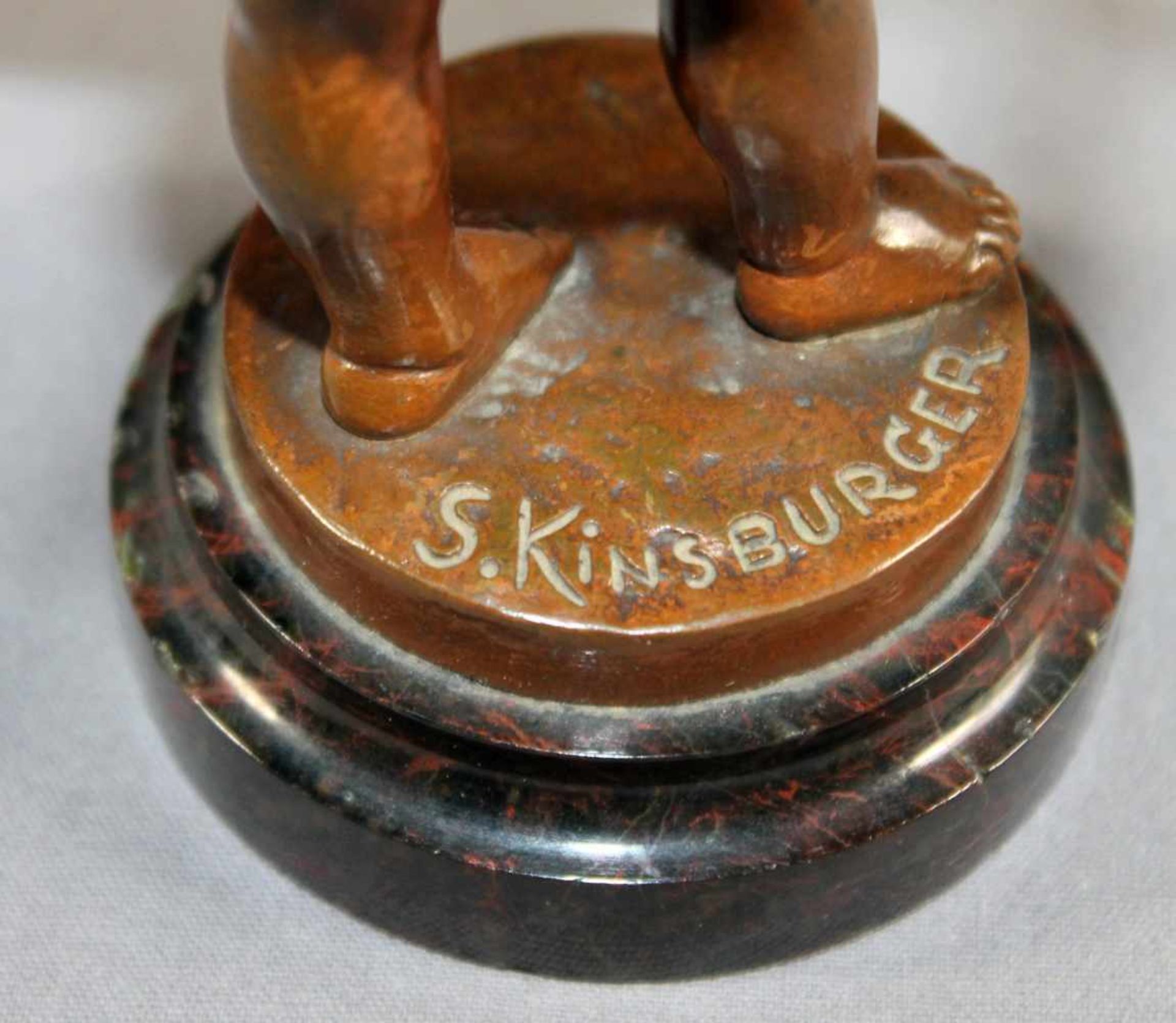 1 kleine Bronzefigur "Putto", auf rundem Marmorsockel "Musizierender Putto mit Vogel auf der - Image 5 of 5
