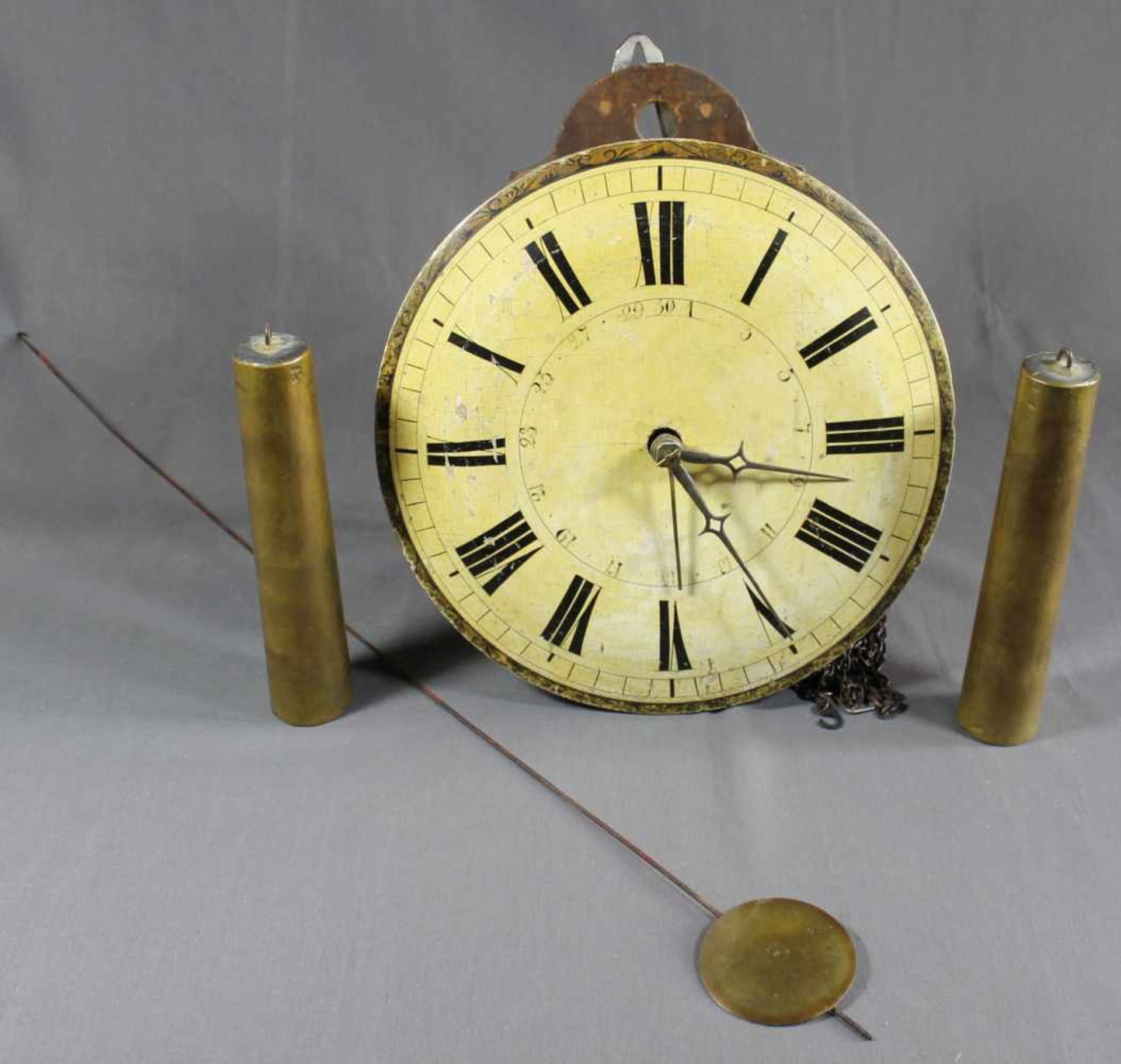 1 runde Schilderuhr, 19. Jhd., Pendel mit Messinglinse, 2 Gewichte, Wandaufhängung vorhanden,