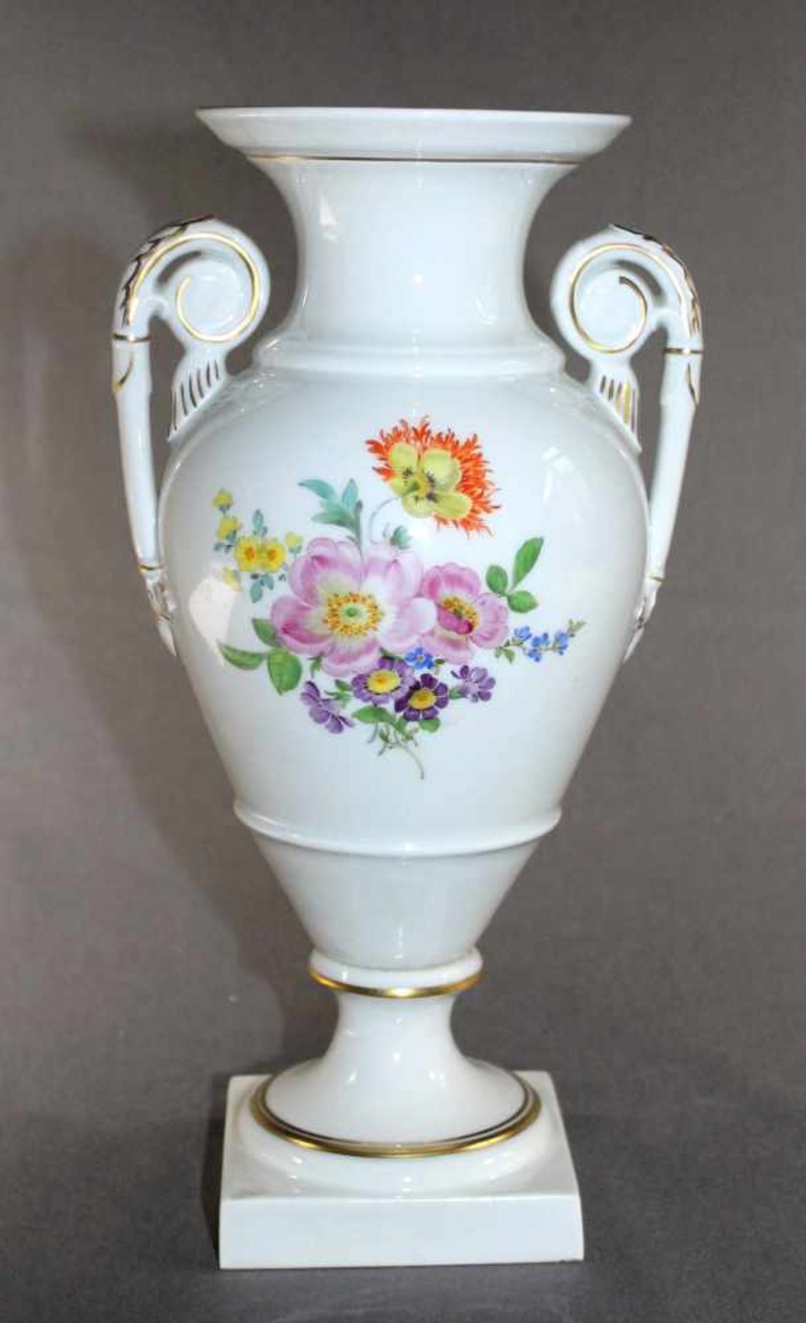 1 Amphorenvase Porzellan „Meißen, blaue Schwertermarke“, 1. Wahl mit Blumendekor aufglasur, Henkel - Bild 2 aus 2